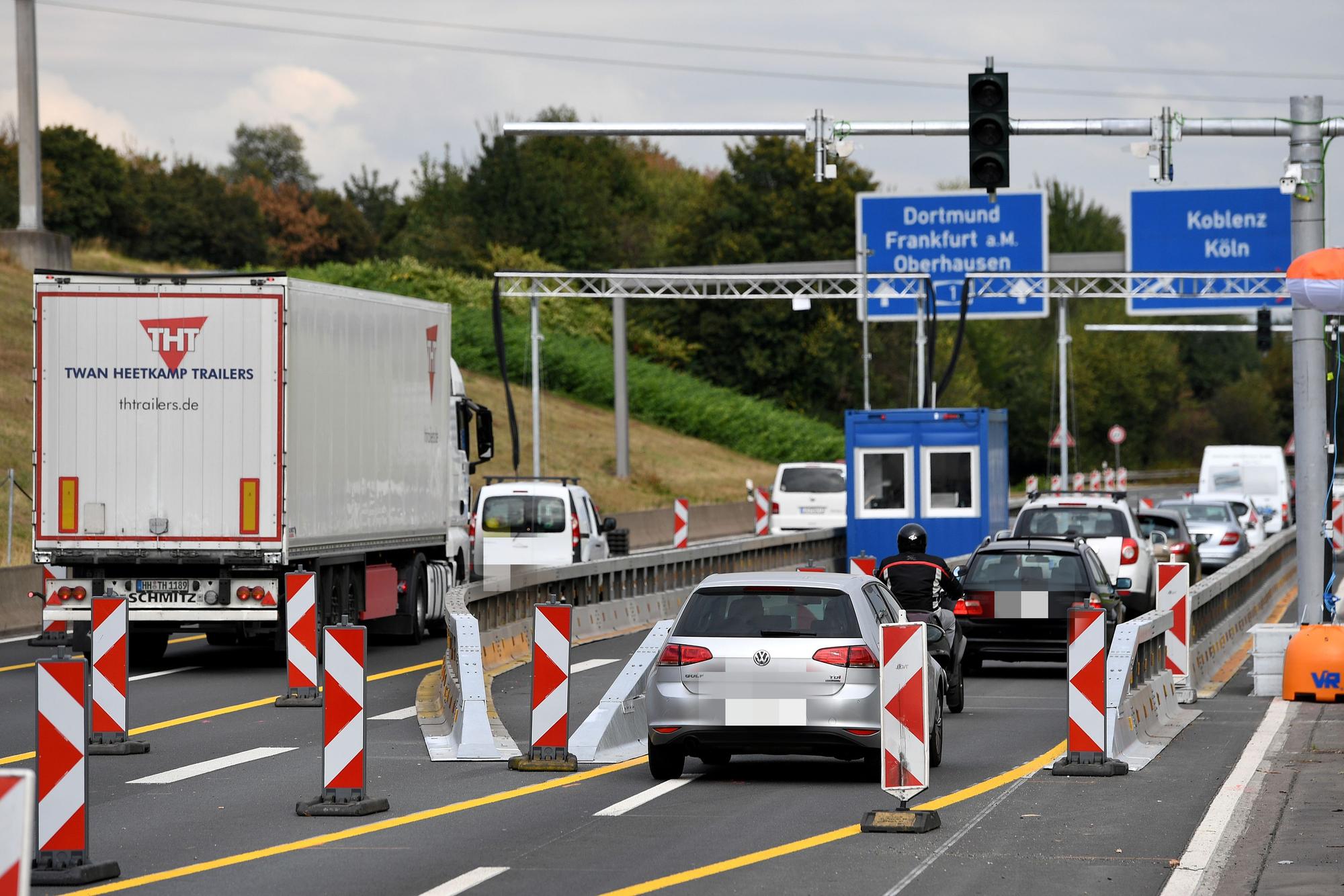 Vorbild für Klettenberg: Autos fahren im Juni 2016 in Leverkusen durch eine Schrankenanlage.