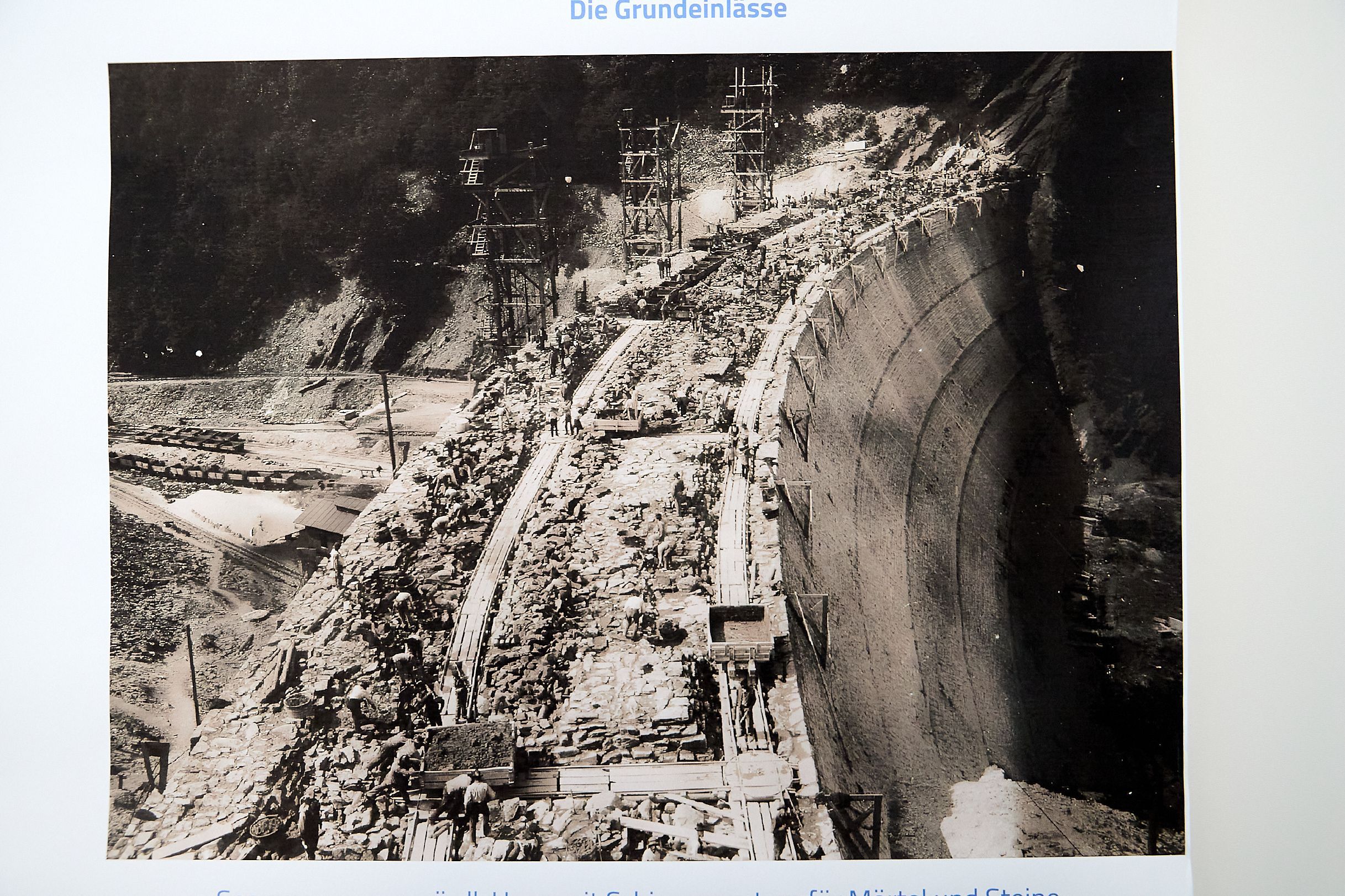 Das historische Bild zeigt die Urfttalsperre während des Baus.