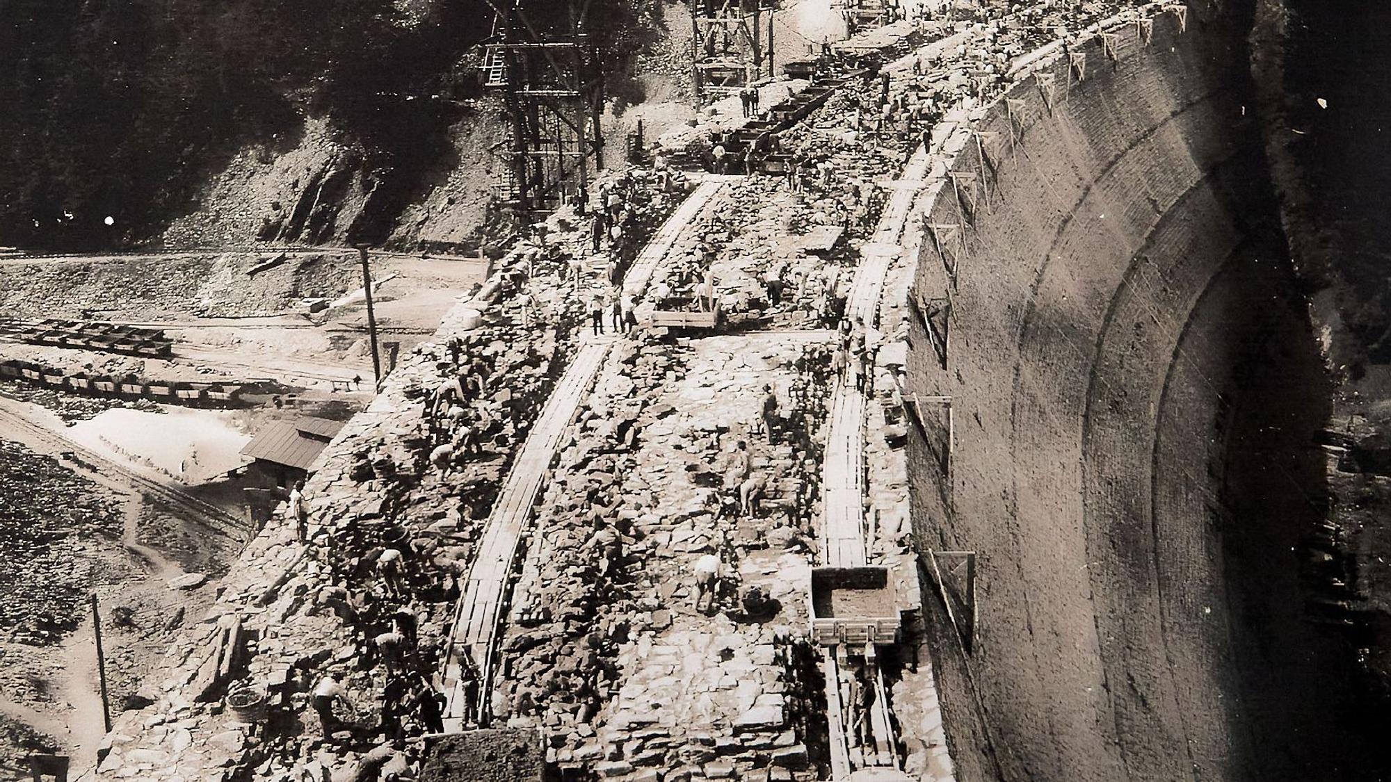 Das historische Bild zeigt die Urfttalsperre während des Baus.