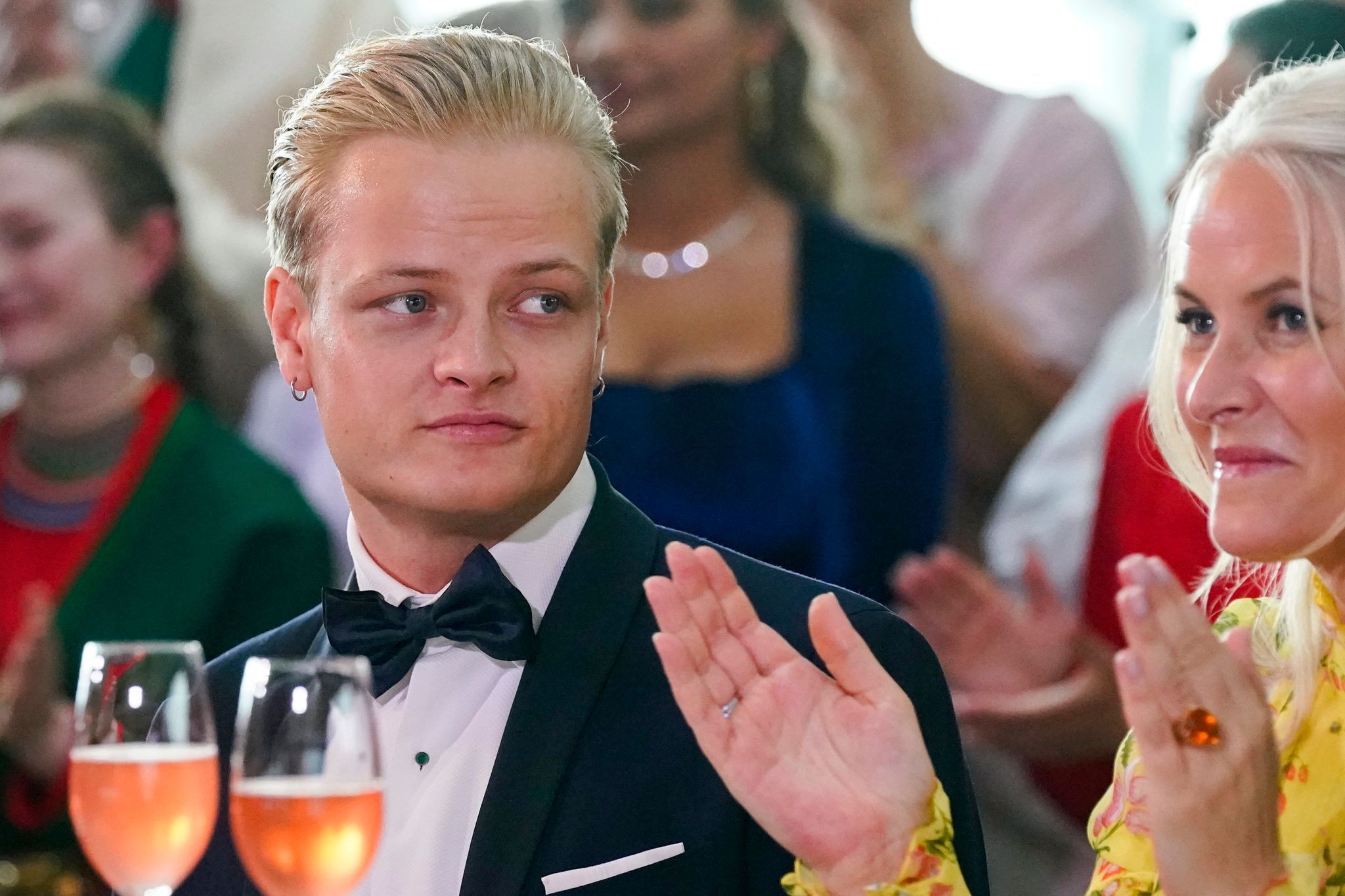 Marius Borg Høiby neben seiner Mutter Kronprinzessin Mette-Marit.