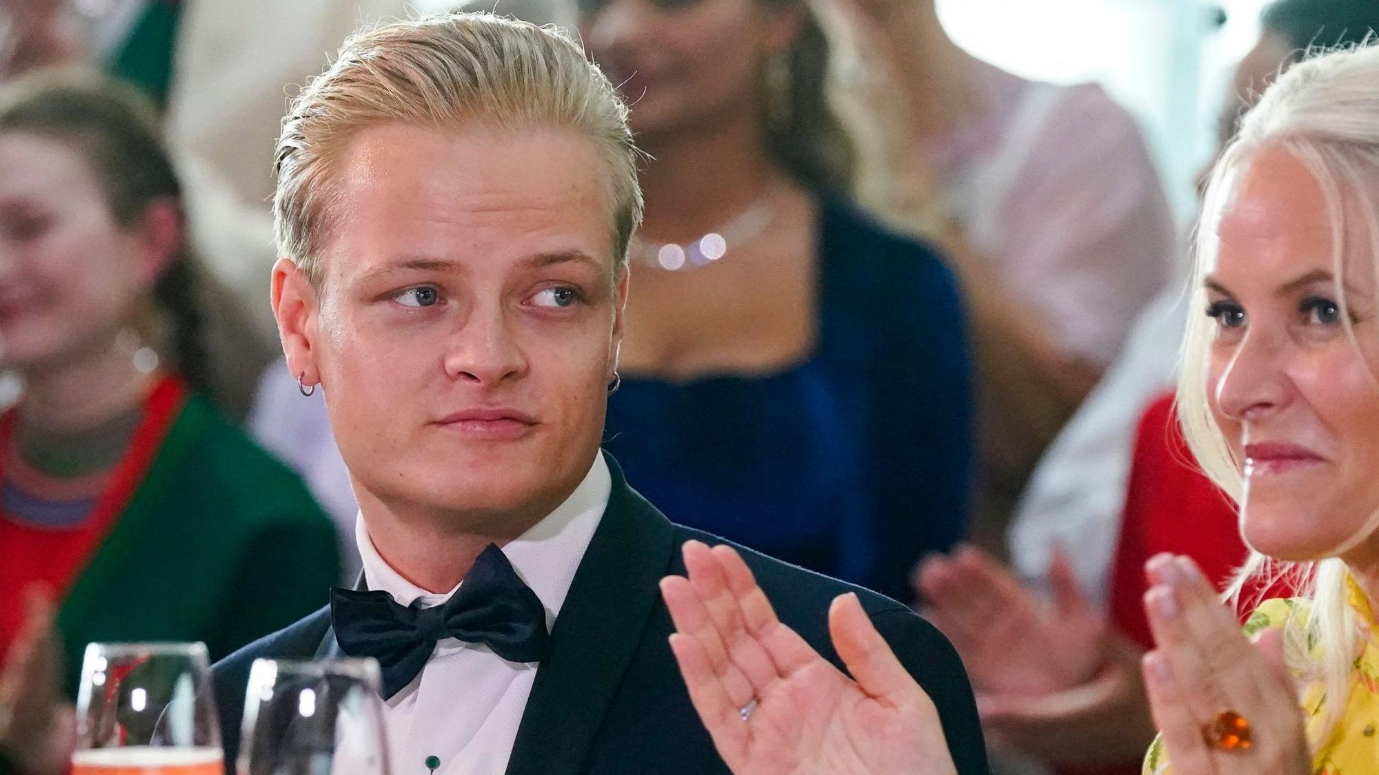 Marius Borg Høiby neben seiner Mutter Kronprinzessin Mette-Marit.