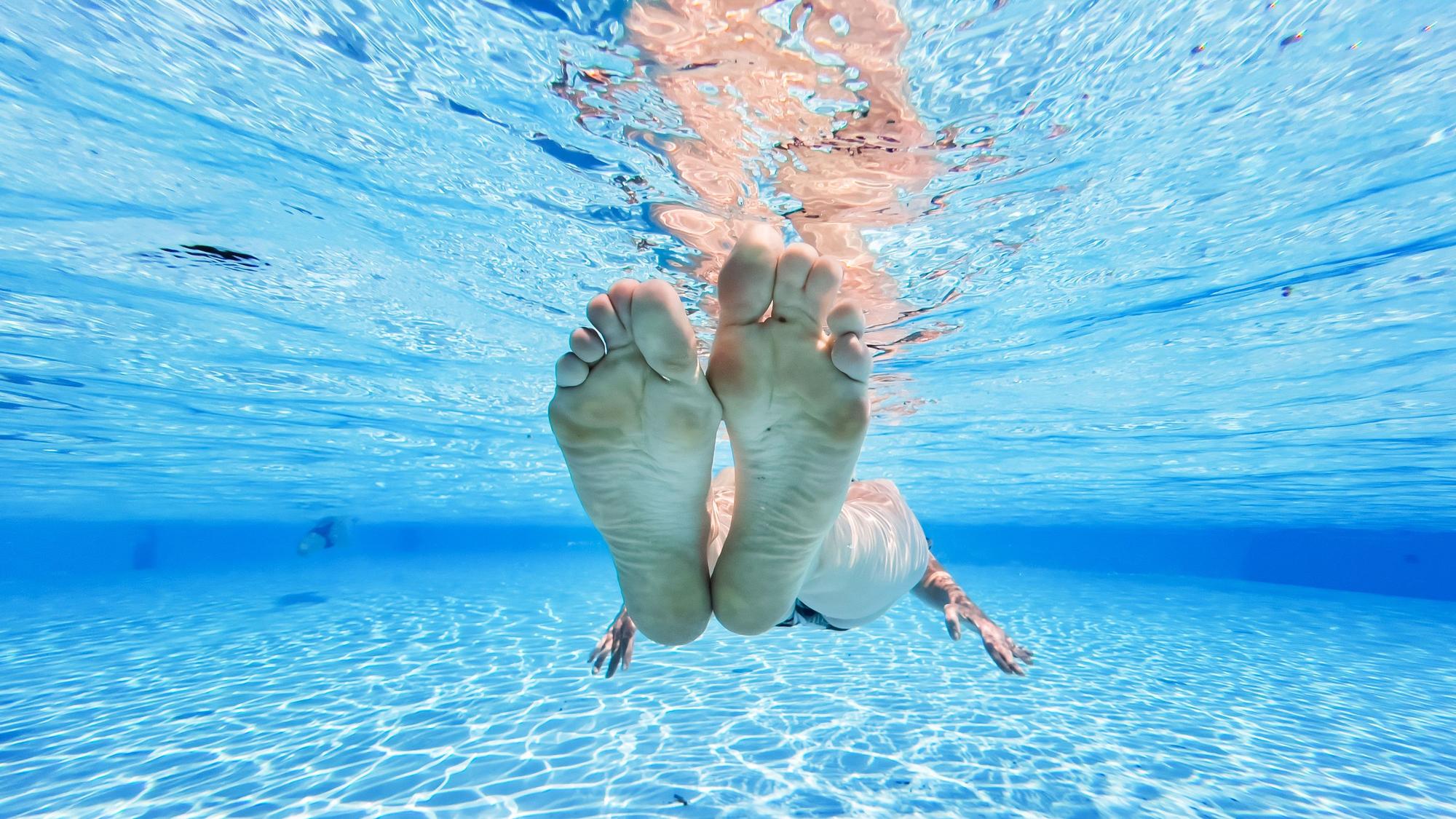 Eine Frau treibt im kühlen Wasser eines Pools. (Symbolbild)