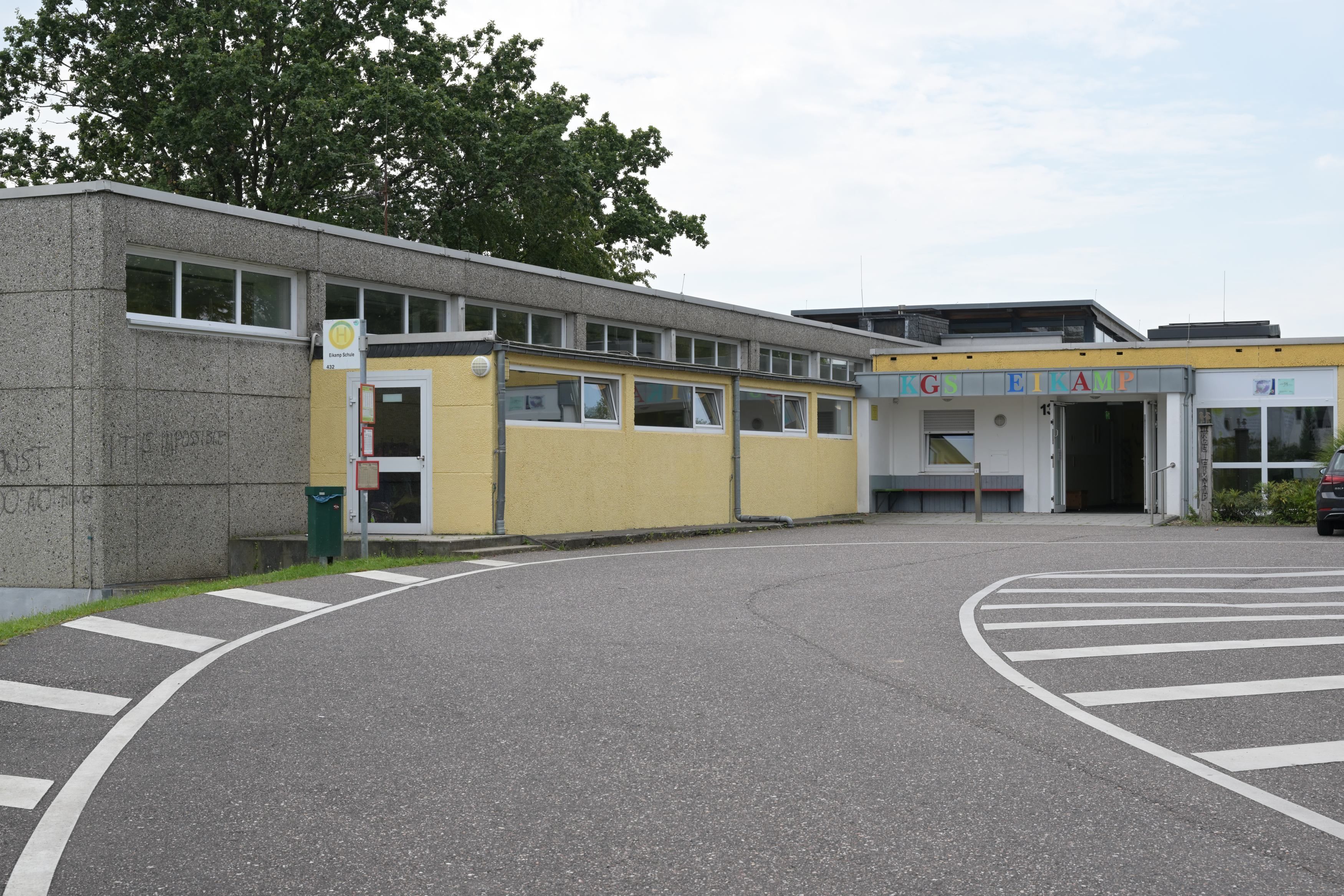 Eine Grundschule, ein Betonbau der 1970er Jahre.