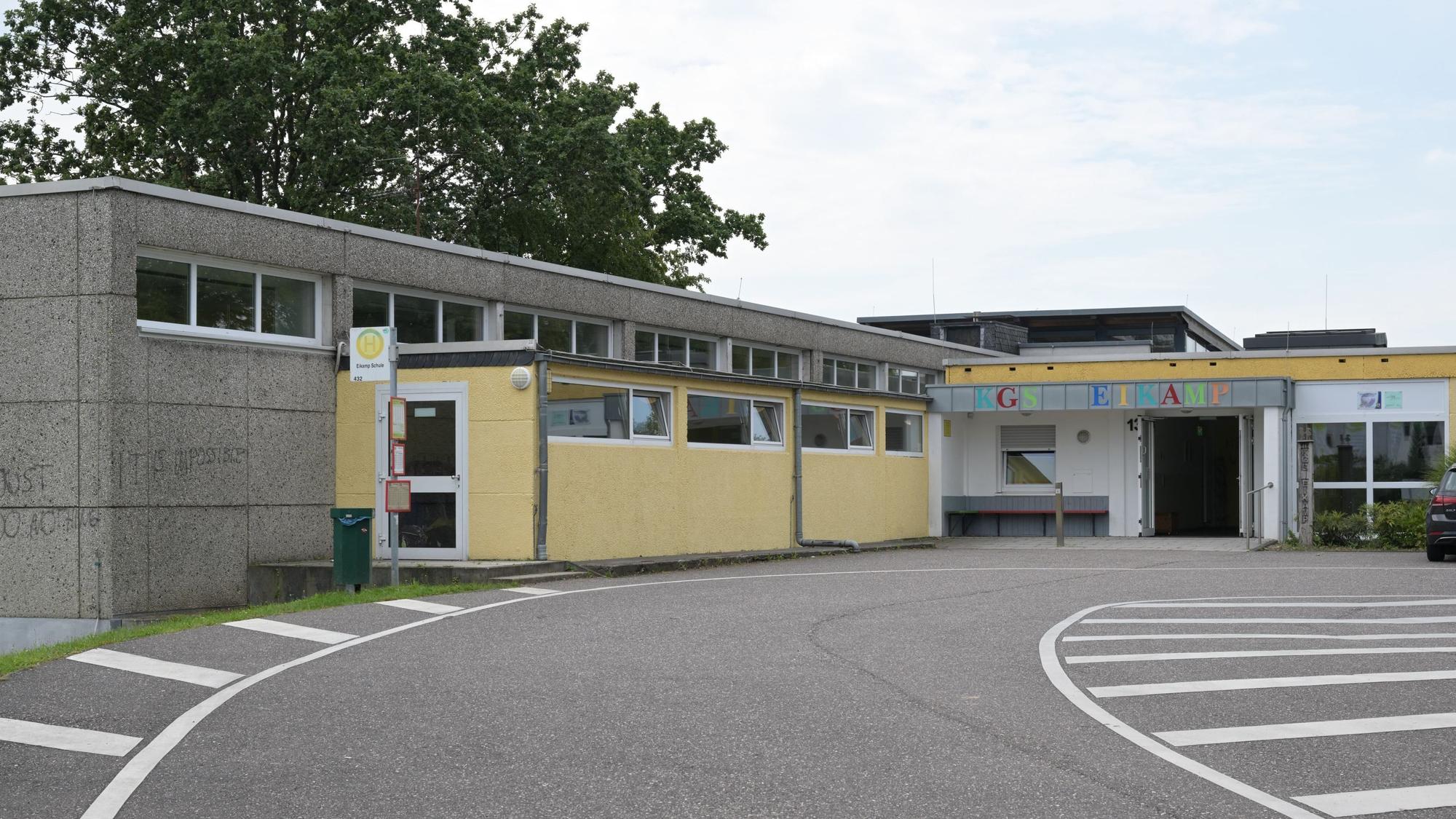 Eine Grundschule, ein Betonbau der 1970er Jahre.