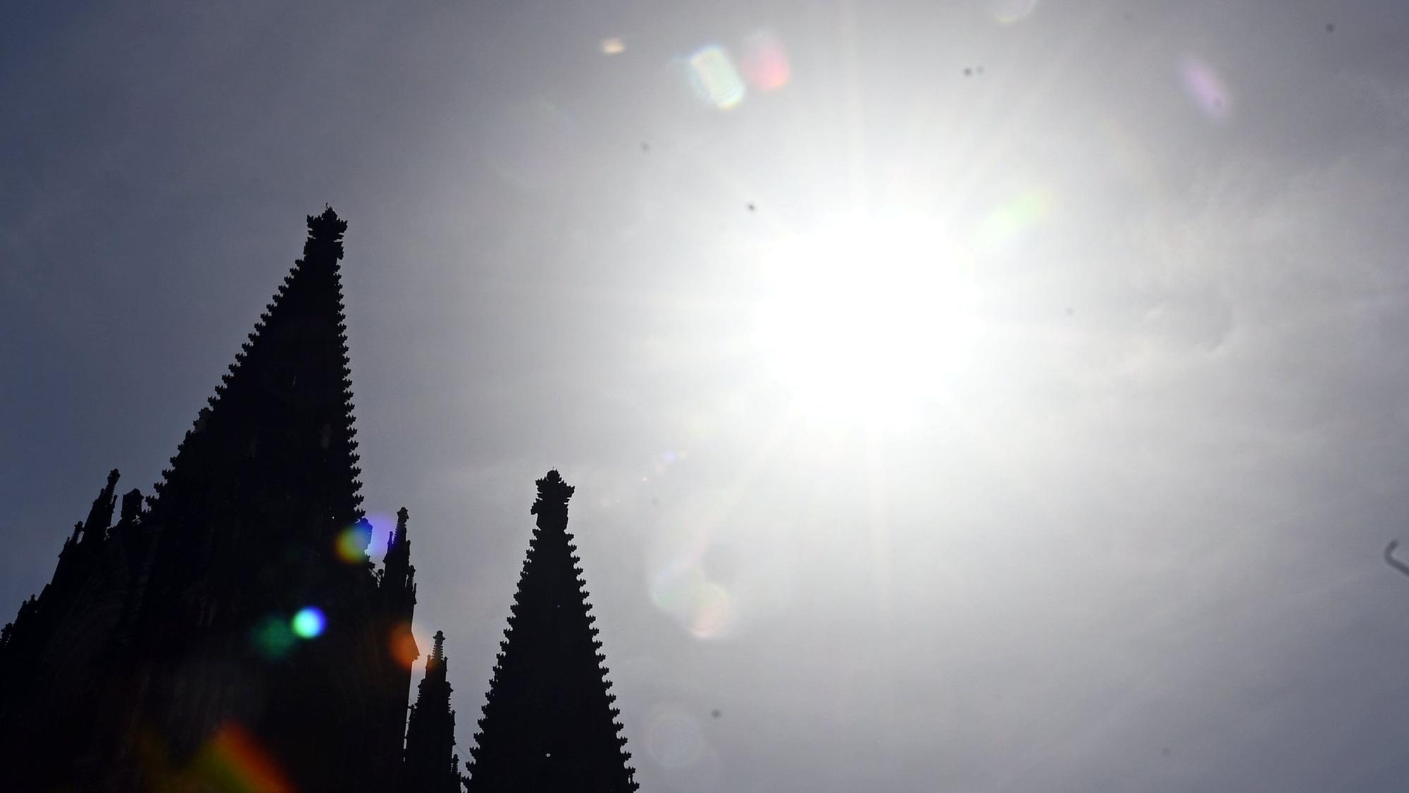Die Sonne knallt vom Himmel, wie hier in Köln. In NRW werden wieder bis zu 38 Grad erwartet.