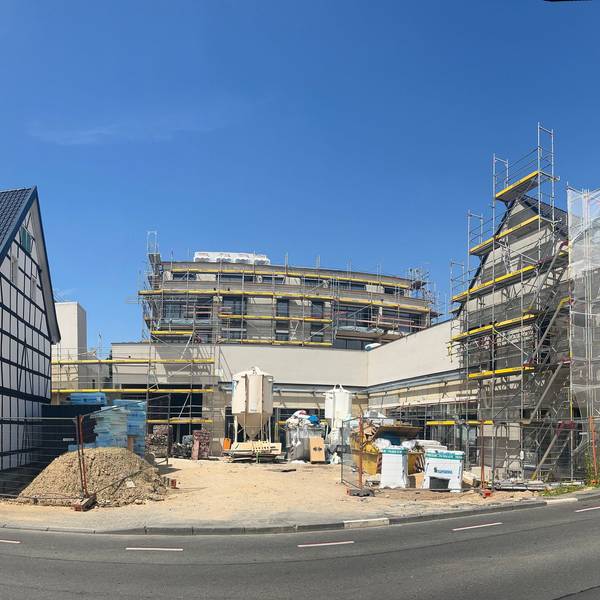 Das alte Fachwerkhaus bleibt, drumherum entsteht ein neues Nahversorgungszentrum.