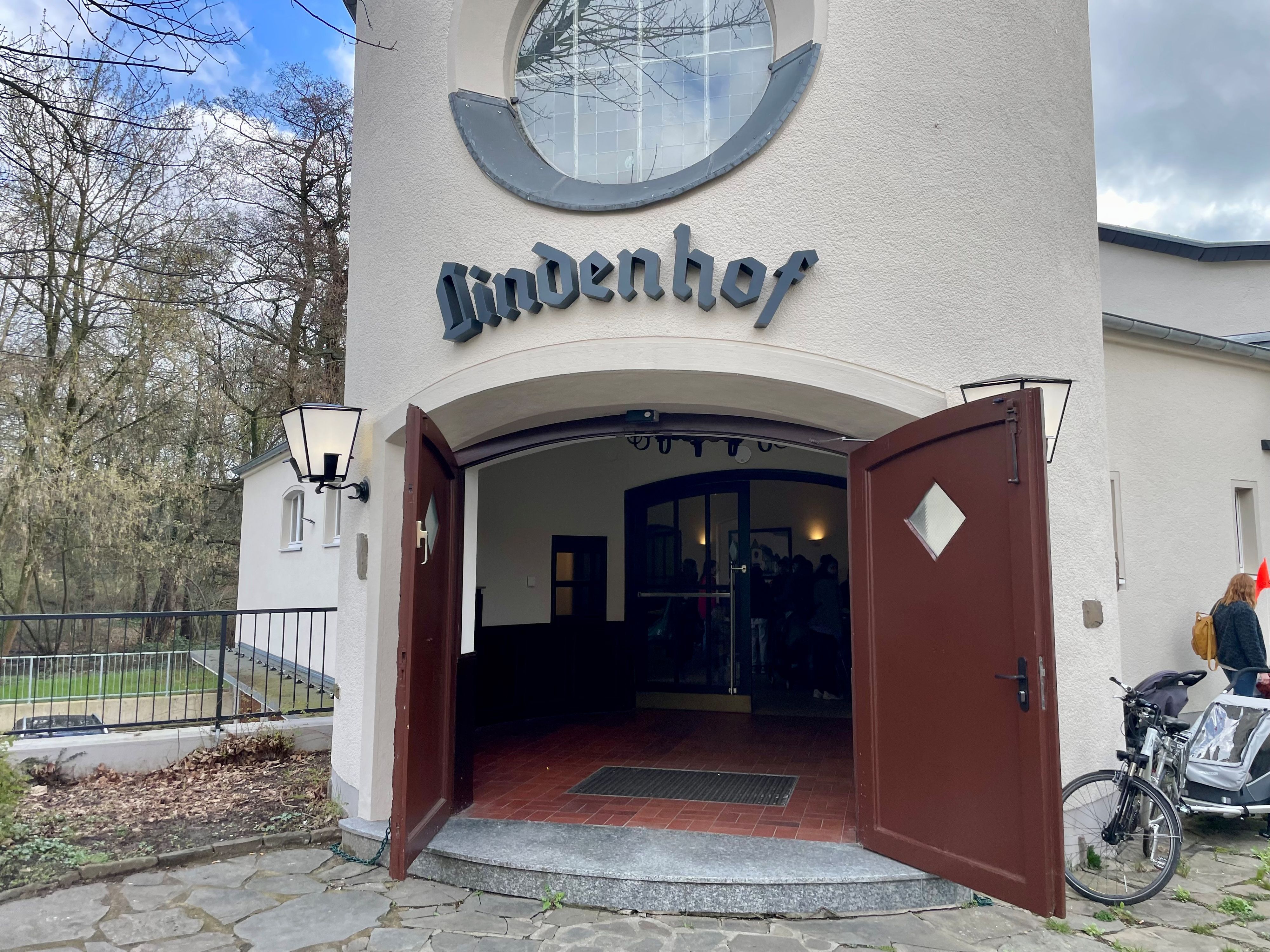 Seit 1976 ist der Lindenhof in Manfort ein Treffpunkt für Kinder und Jugendliche.