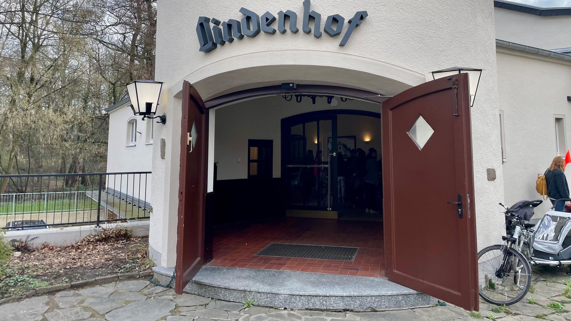 Seit 1976 ist der Lindenhof in Manfort ein Treffpunkt für Kinder und Jugendliche.