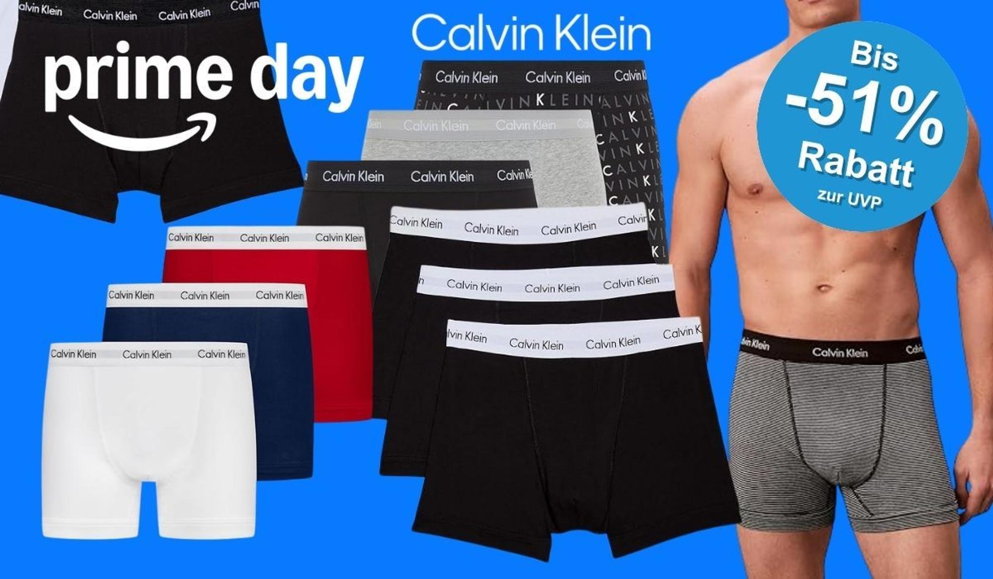 Stapel von Calvin Klein Boxershorts in Schwarz, Weiß, Rot, Grau und Navy mit Amazon Prime-Logo und großem türkisem Rabatt-Badge (-51% Rabatt zur UVP) auf blauem Hintergrund. Rechts ein Model mit Boxershort.