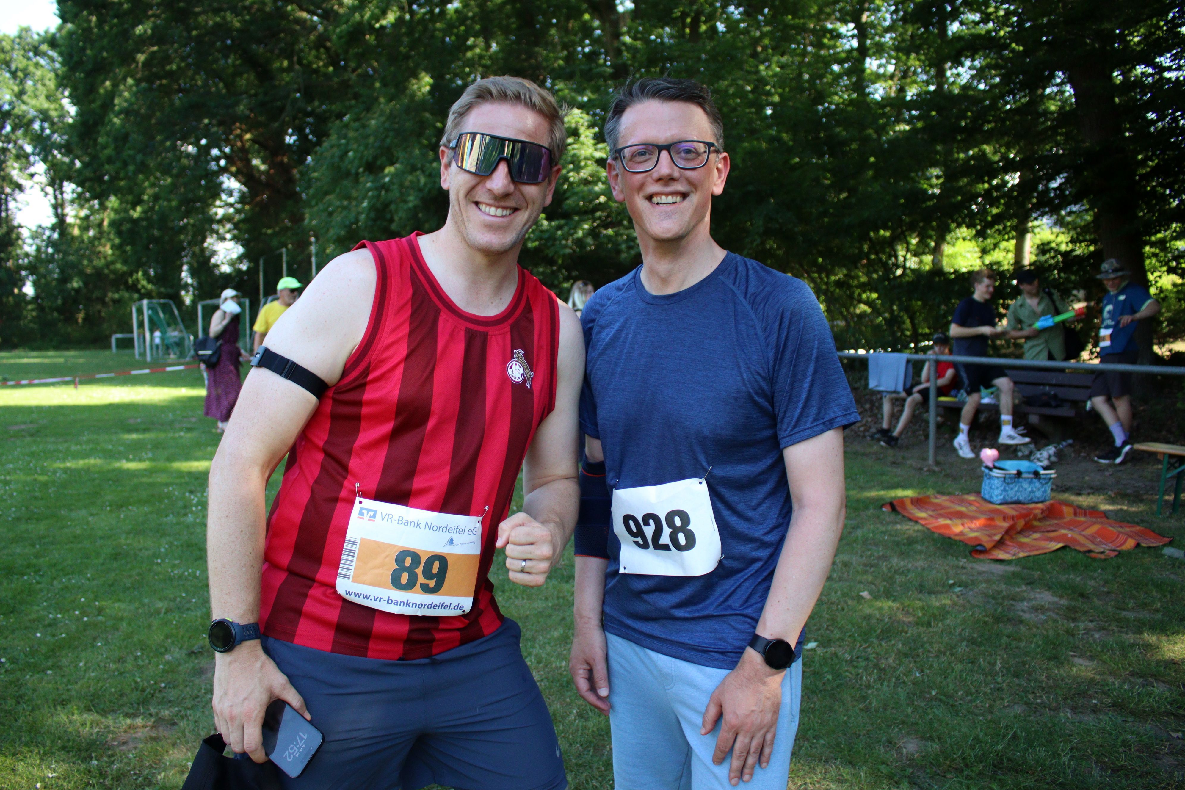 Landrat Markus Ramers und Lokalsportkoordinator Thomas Schmitz stehen nebeneinander.