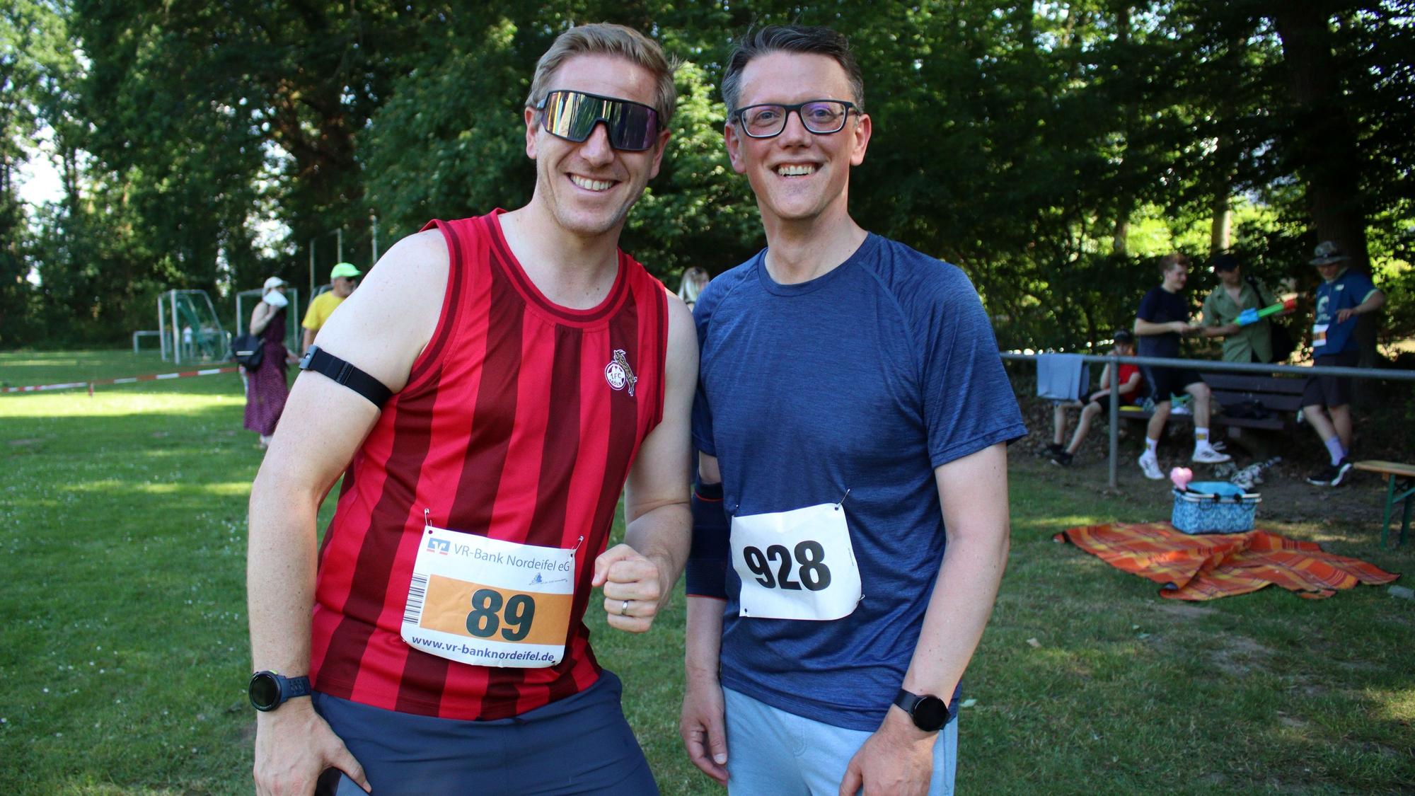 Landrat Markus Ramers und Lokalsportkoordinator Thomas Schmitz stehen nebeneinander.
