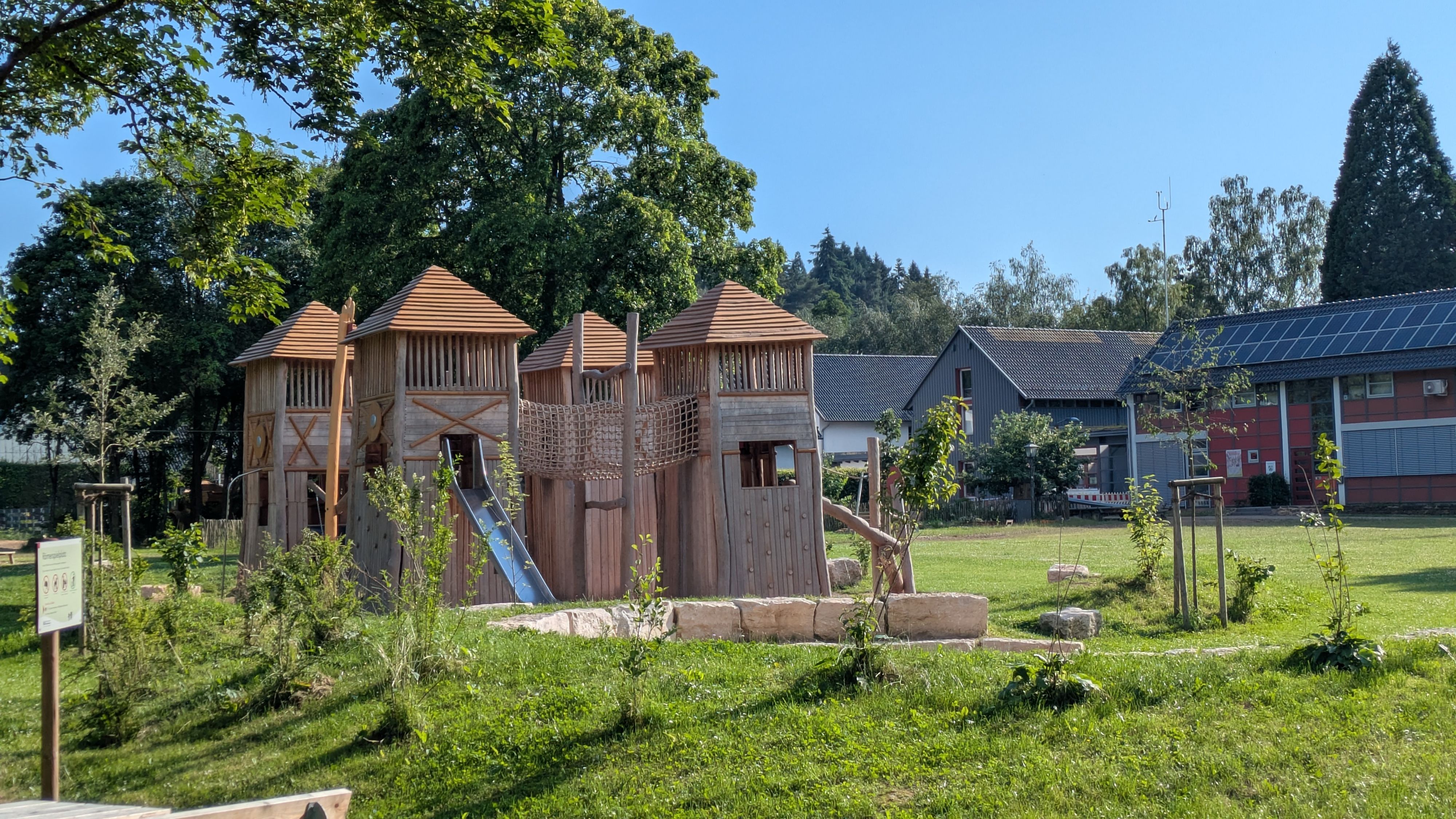 Eine hölzerne Kletterburg am Spielplatz am Naturzentrum Eifel in Nettersheim.