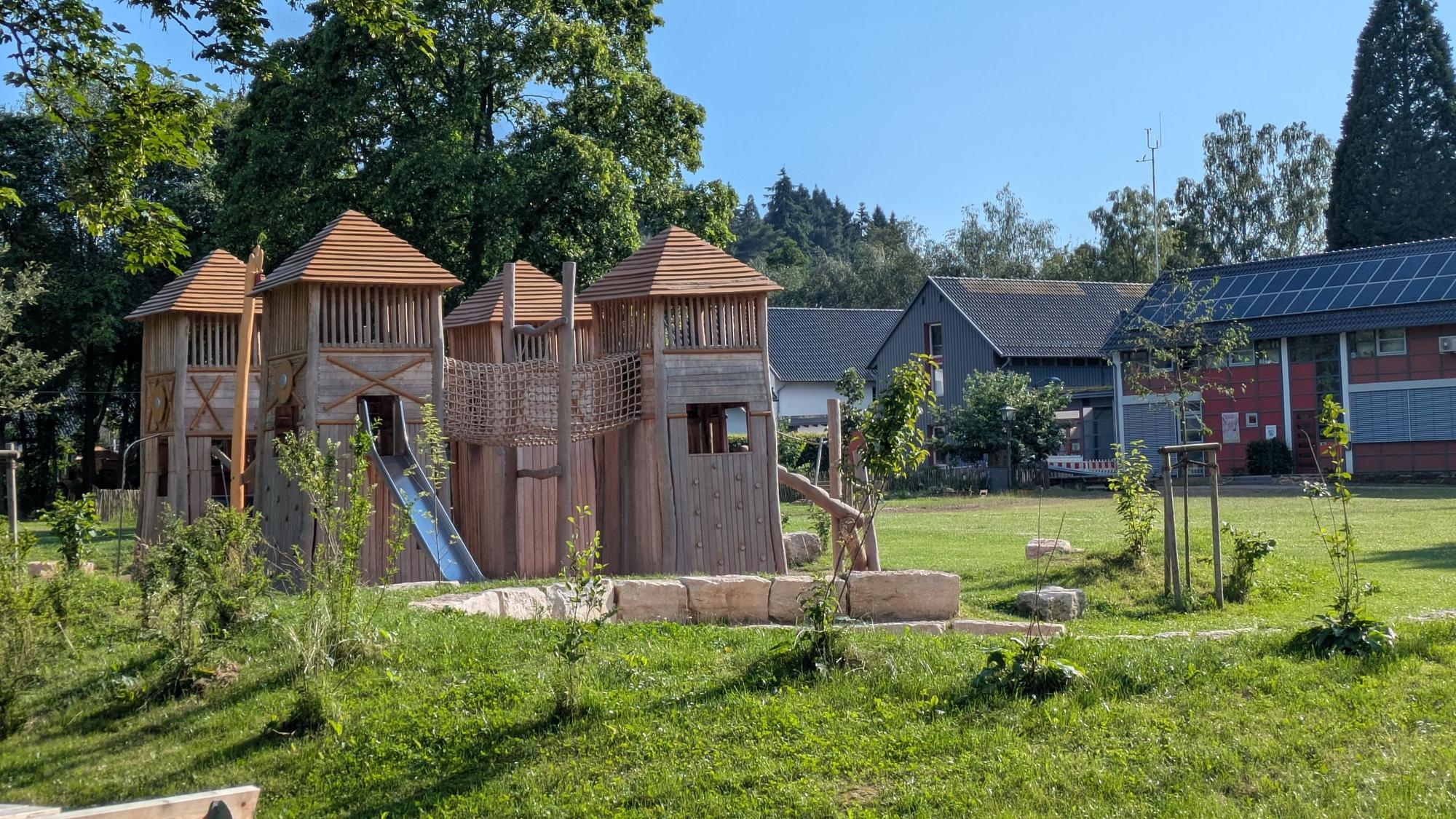 Eine hölzerne Kletterburg am Spielplatz am Naturzentrum Eifel in Nettersheim.