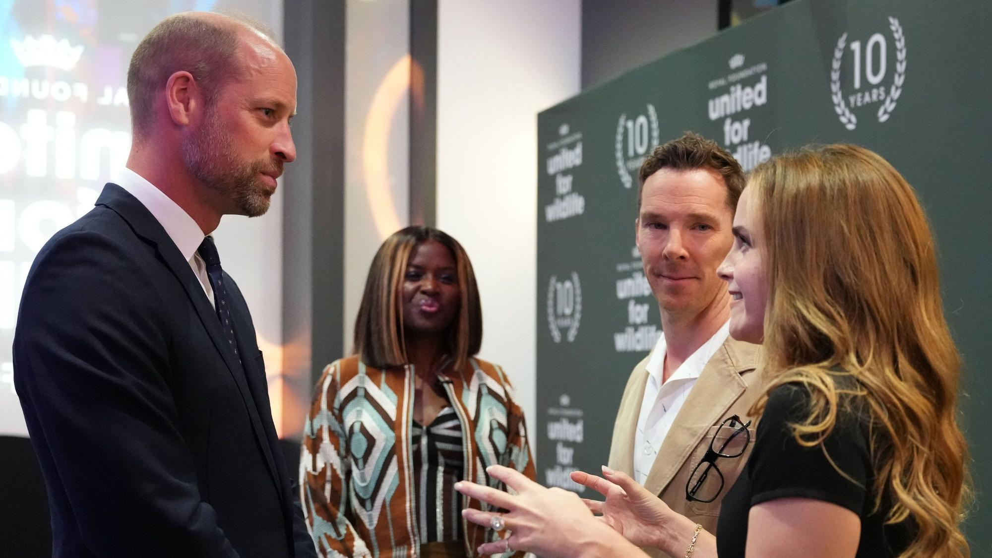 Prinz William trifft Emma Watson (r), Benedict Cumberbatch (M) und die Moderatorin June Sarpong anlässlich seiner Teilnahme an dem wegweisenden Wirtschaftsforum, das im Rahmen der Initiative „United for Wildlife“ der Royal Foundation im Frameless im Zentrum Londons globale Wirtschaftsführer zusammenbringt und den Auftakt zur London Climate Action Week bildet.