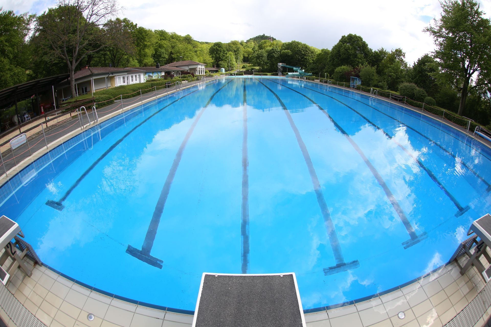 Ein mit Wasser gefülltes Schwimmbecken.