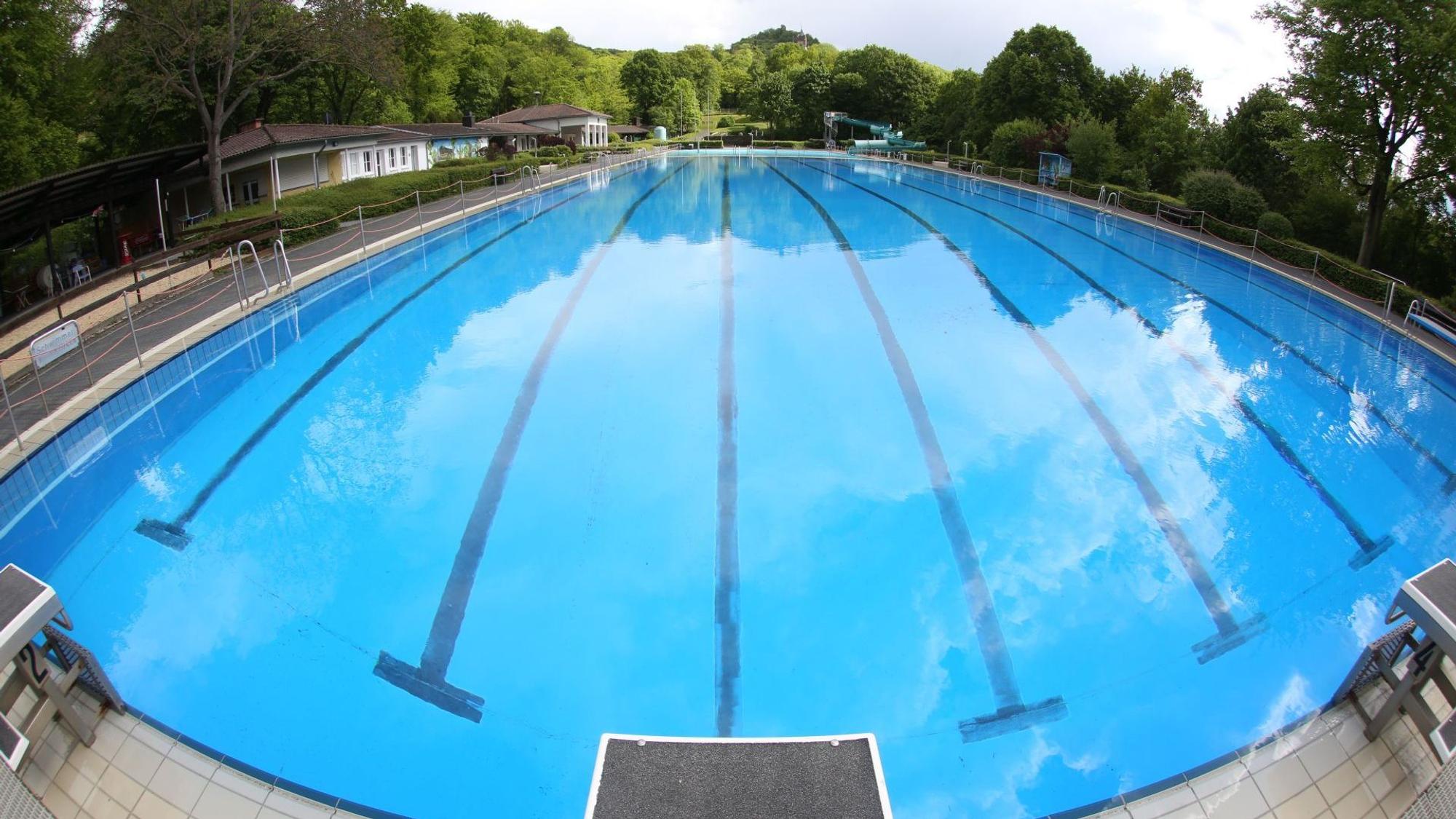 Ein mit Wasser gefülltes Schwimmbecken.