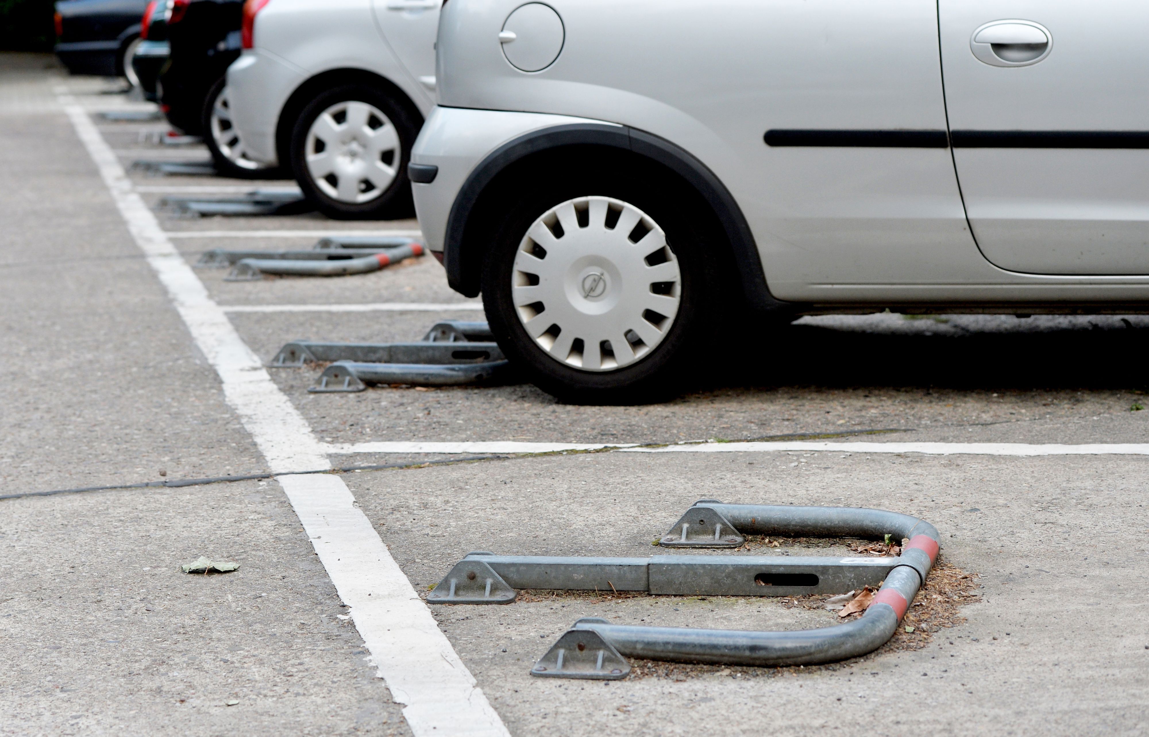 Autos auf einem Parkplatz.