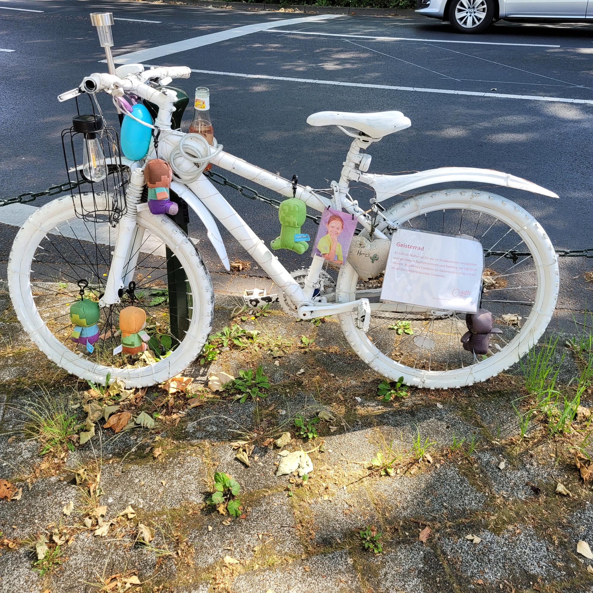 Ein Geisterfahrrad und eine liebevoll gestaltete Gedenkstätte erinnern an den tödlichen Unfall in Pulheim. Ein Zehnjähriger starb.