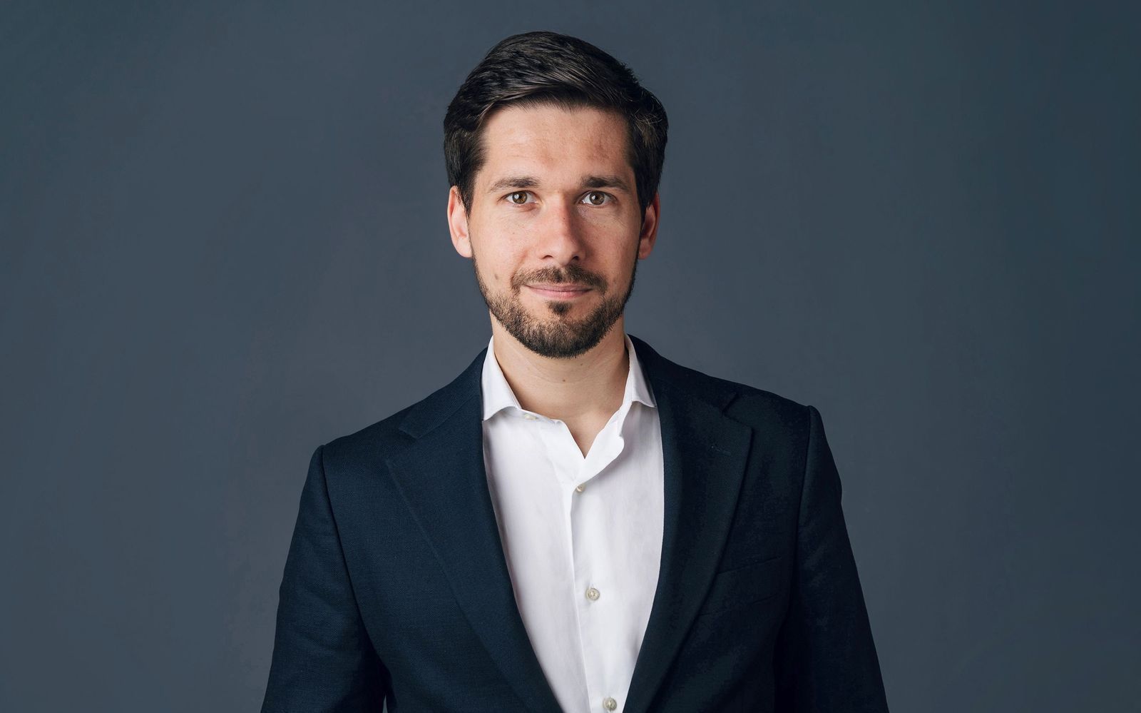 Vassili Golod wird 2027 neuer Leiter und Moderator von „Monitor“. (Bild: WDR / Annika Fußwinkel)
