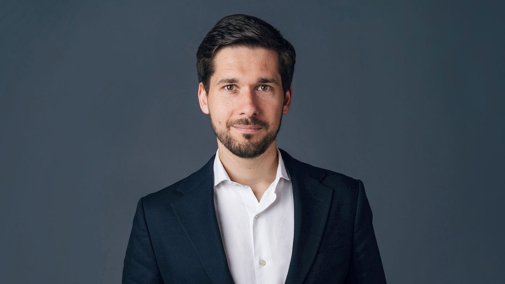 Vassili Golod wird 2027 neuer Leiter und Moderator von „Monitor“. (Bild: WDR / Annika Fußwinkel)