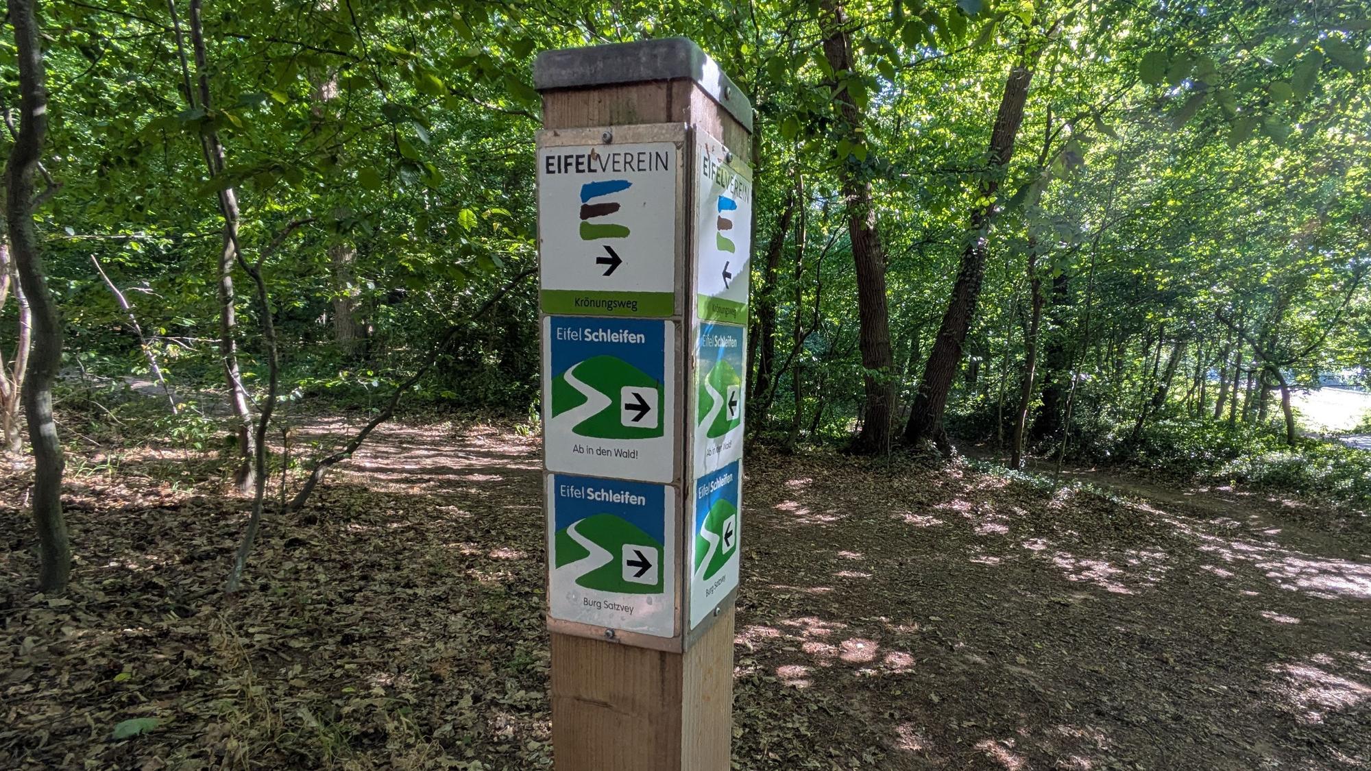 Wanderwegweiser an der Eifelschleife„ Ab in den Wald“ in der Nähe der Katzensteine.