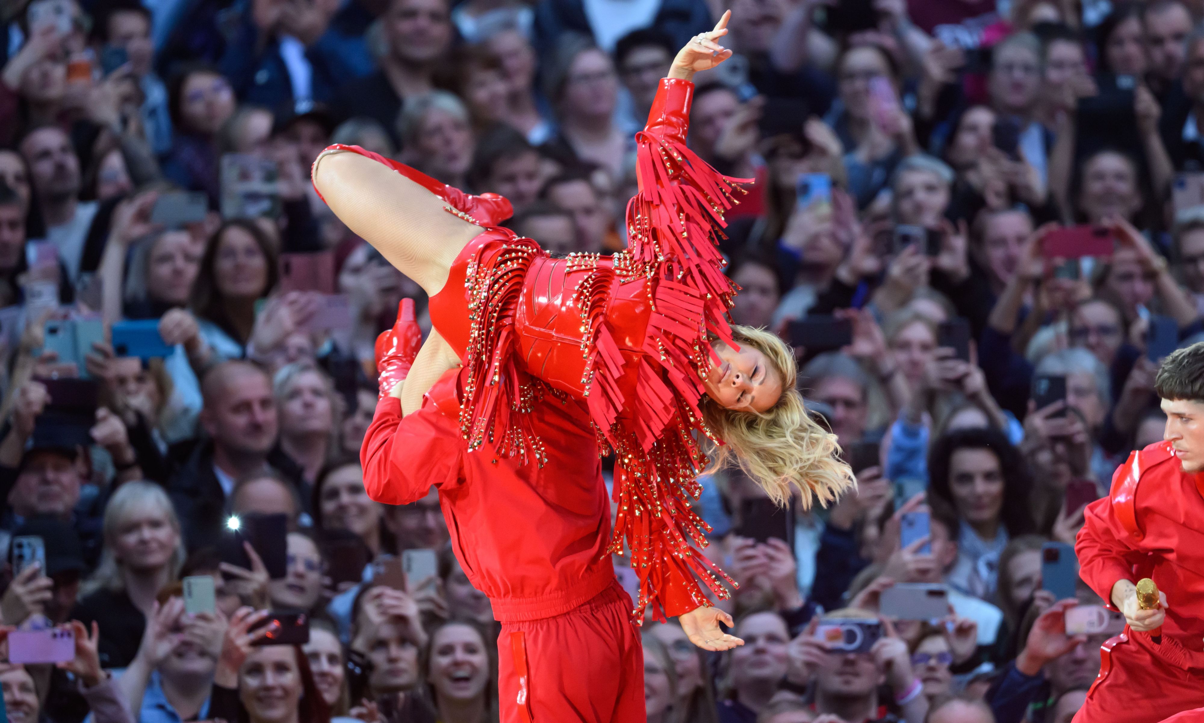 Helene Fischer tritt im Rudolf-Harbig-Stadion beim Auftakt ihrer „360° Stadion Tour 2026“ auf.