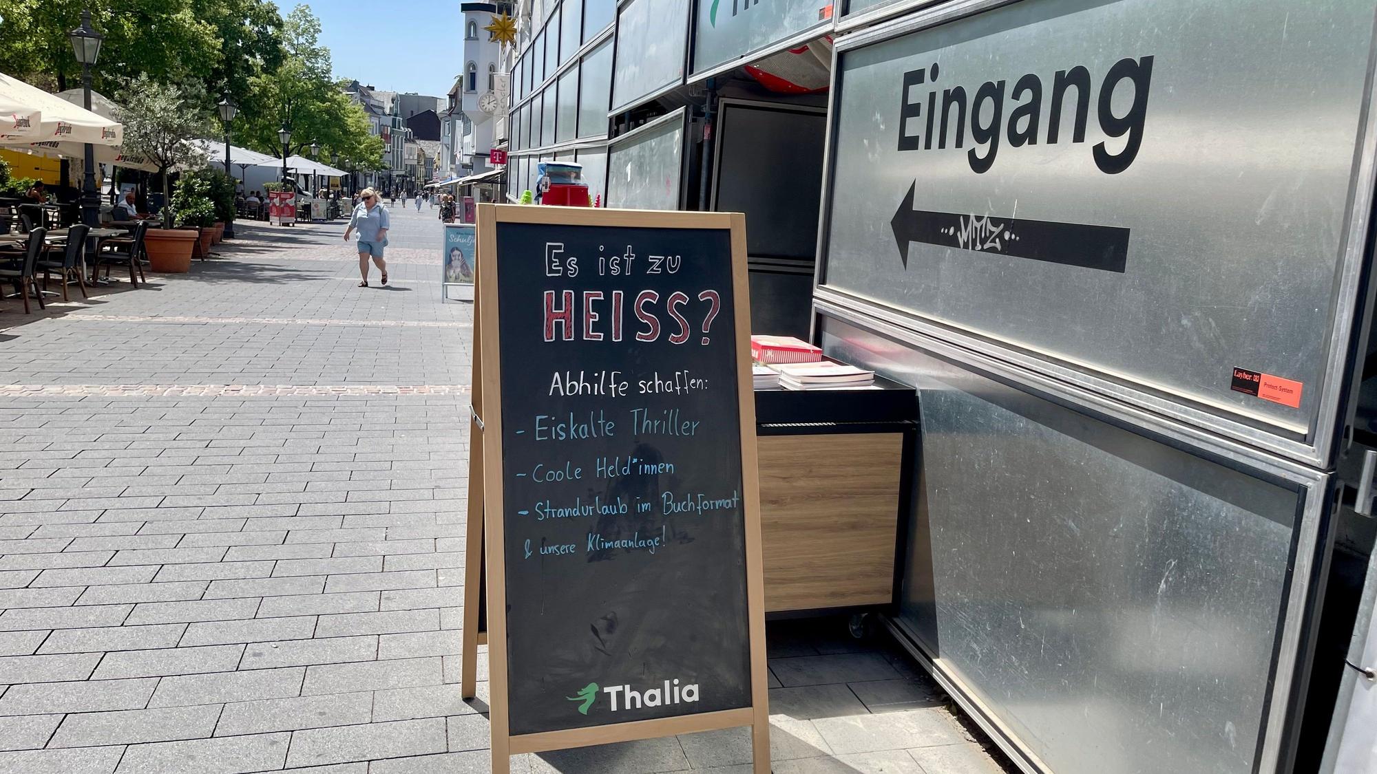 In der Siegburger City reagieren Geschäftsleute auf die Hitze: Die Thalia Buchhandlung lockt mit einer Klimaanlage und eiskalten Thrillern.
