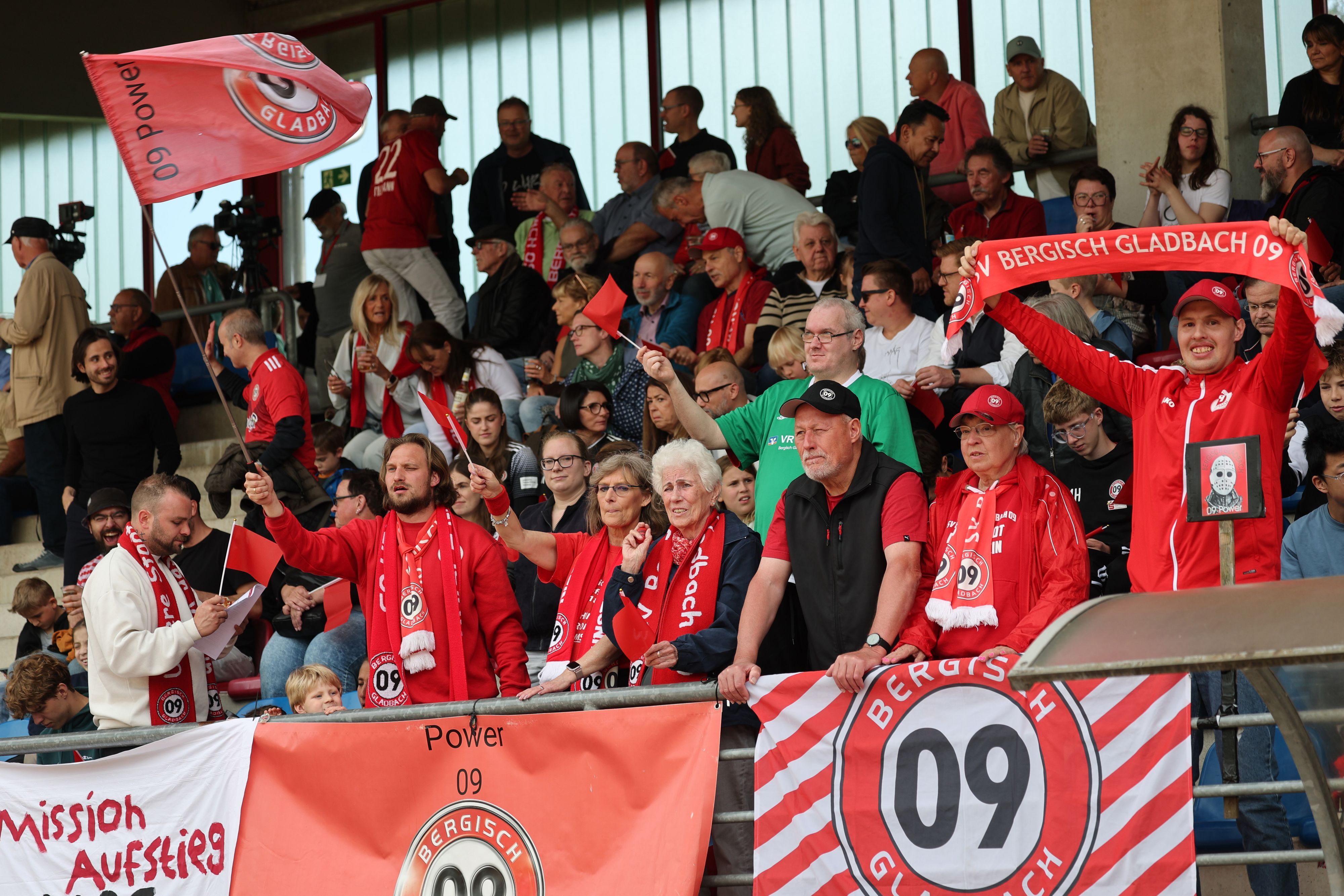 Fans auf der Tribüne im Stadion