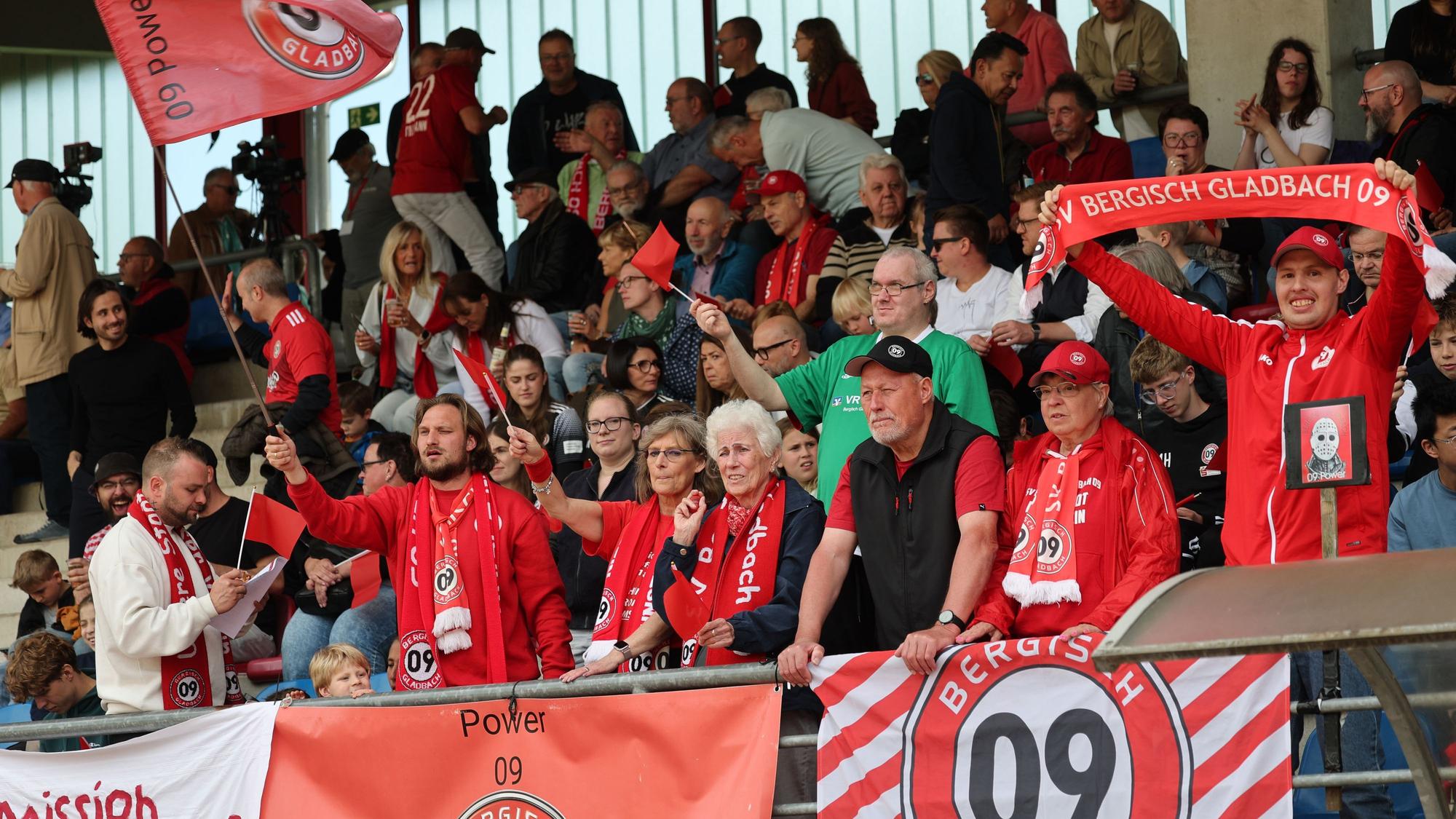 Fans auf der Tribüne im Stadion