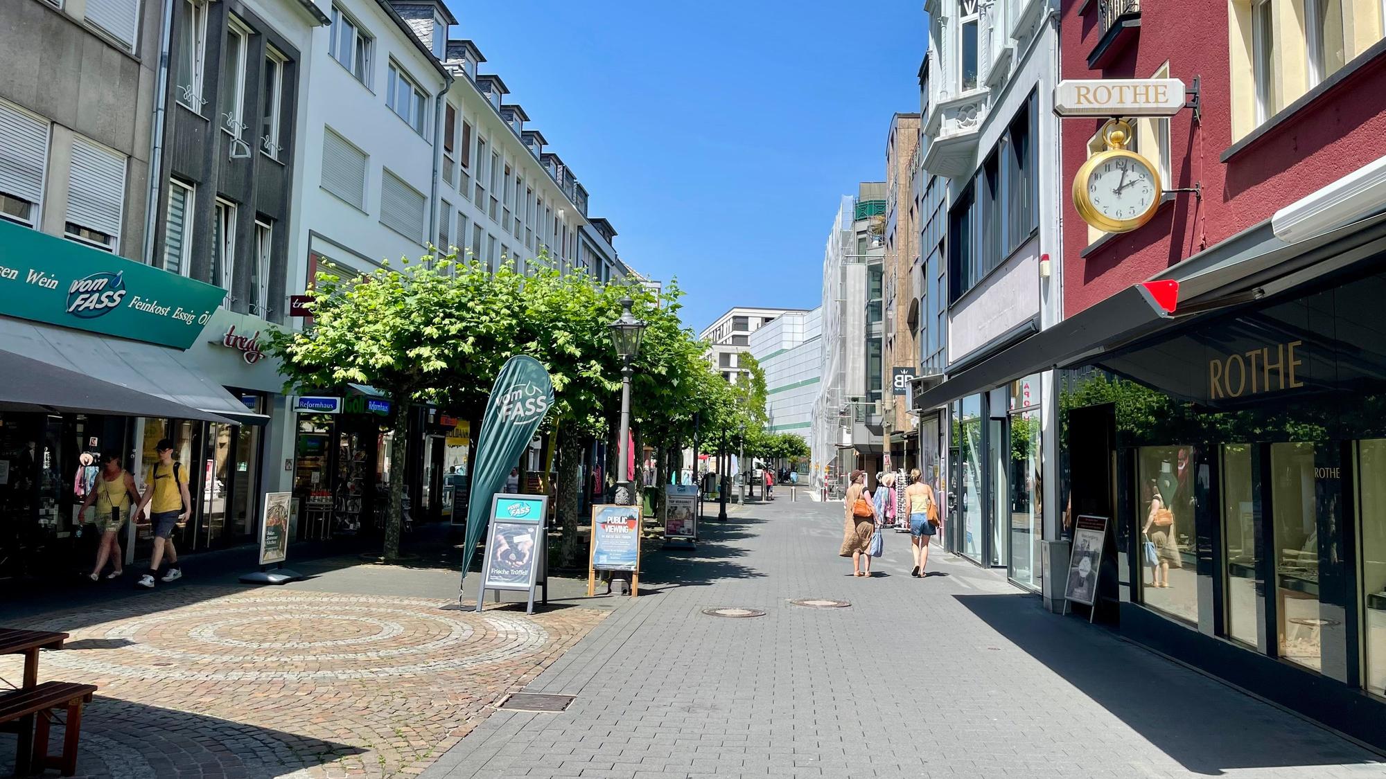 Wenig los war in der Kaiserstraße in Siegburg am schon sehr heeißeen Mittwochmittag.