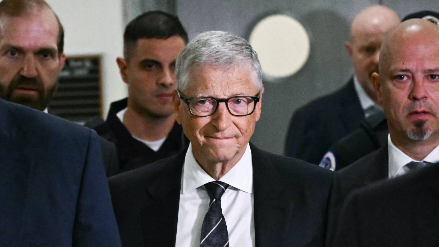 Bill Gates (M.) kommt am Kapitol in Washington an, um vor einem Ausschuss des Repräsentantenhauses zu Epstein auszusagen.