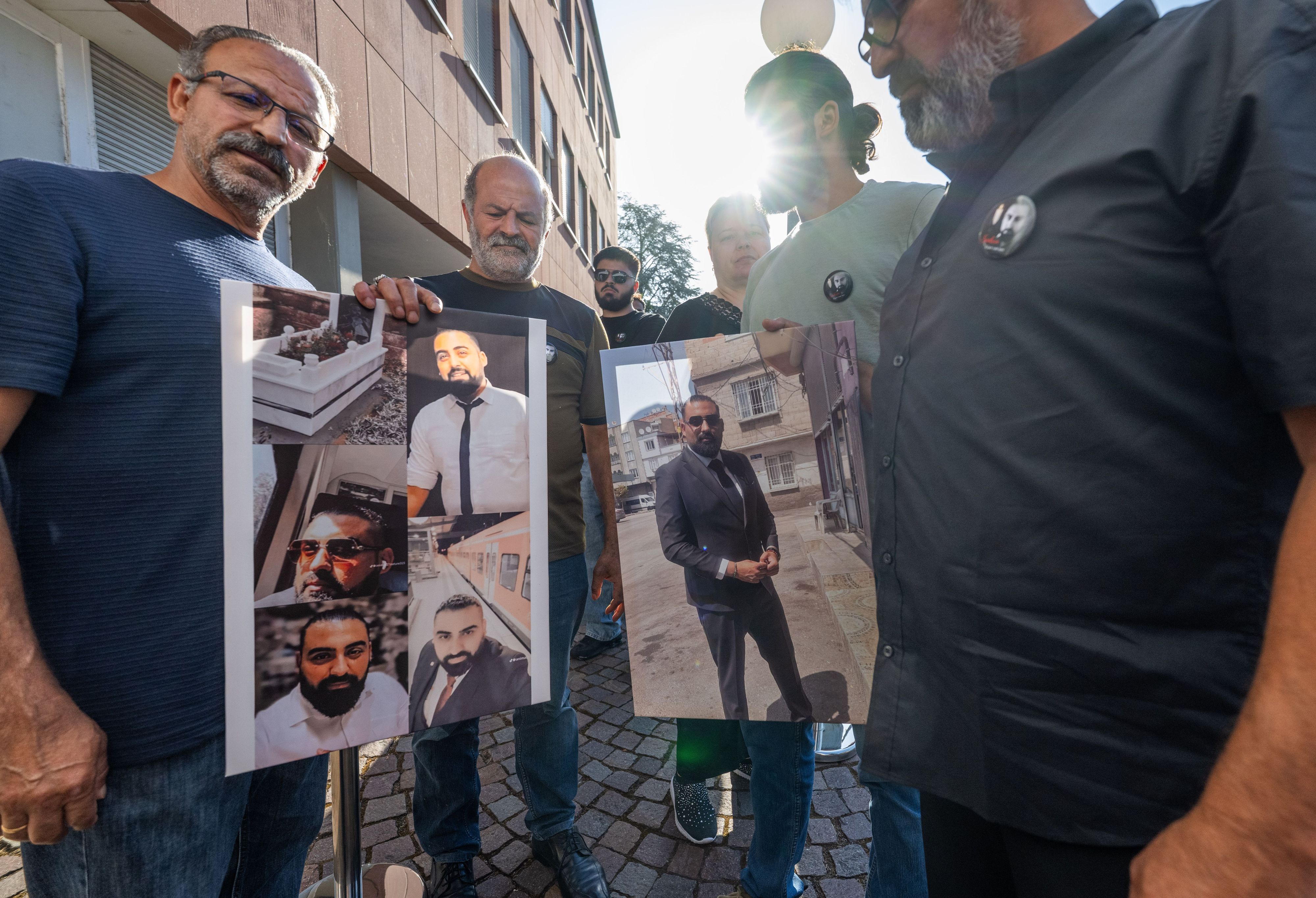 dpatopbilder - 24.06.2026, Rheinland-Pfalz, Zweibrücken: Angehörige und Freunde des getöteten Zugbegleiters Serkan Calar warten mit Fotos des getöteten Zugbegleiters Serkan Calar auf Einlass in das Landgericht. Foto: Boris Roessler/dpa +++ dpa-Bildfunk +++