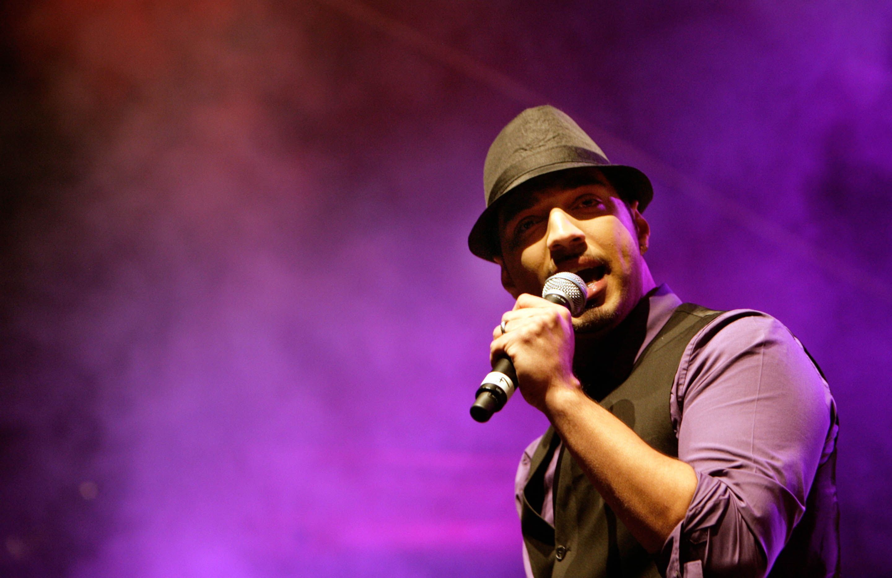 Mehrzad Marashi performt.