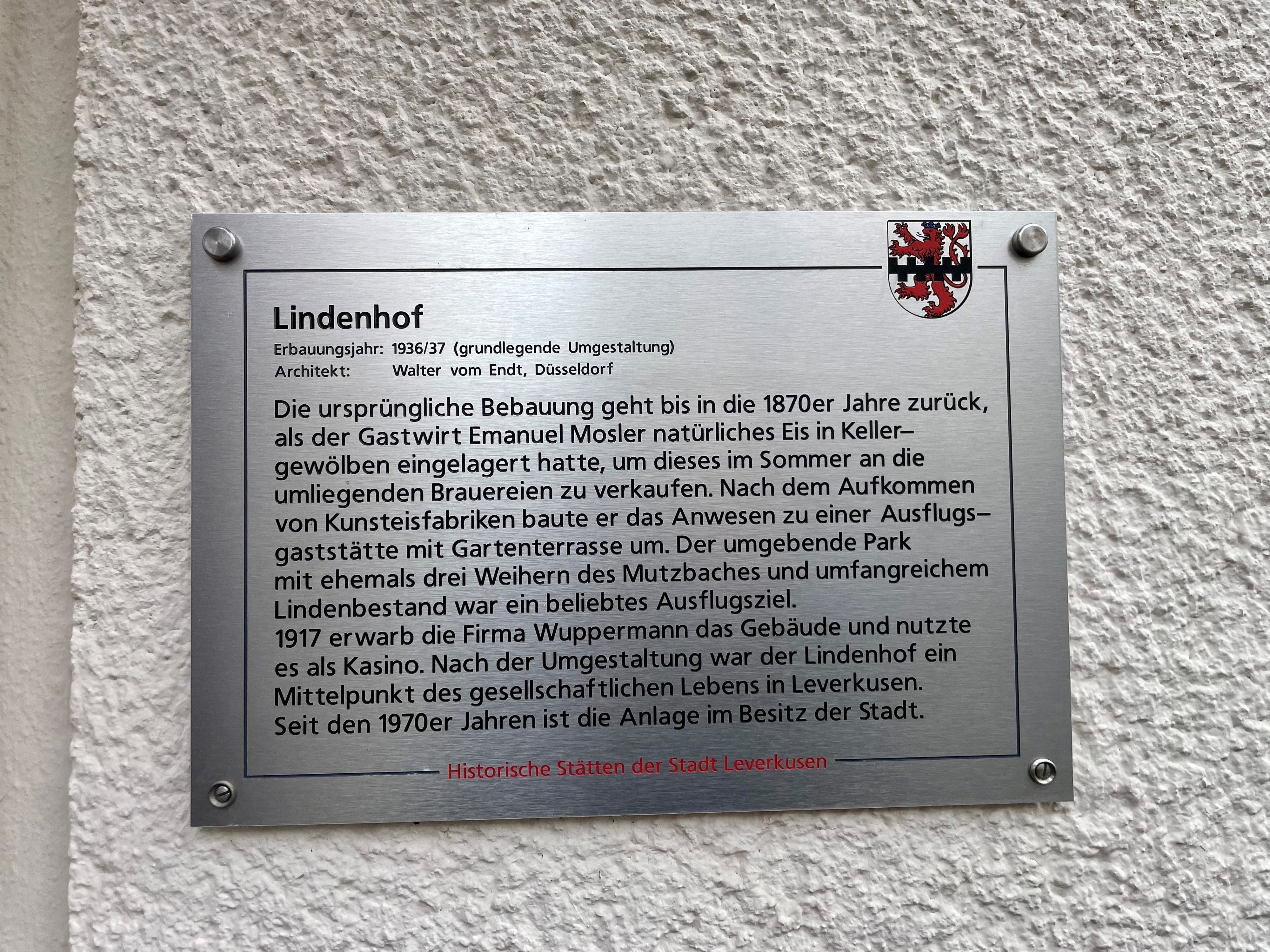 Eine Tafel an der Außenwand verrät etwas mehr über die Geschichte.
