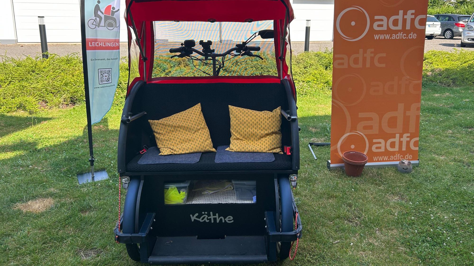 Eine Fahrt mit der E-Rikscha Käthe kann von jedem Bürger kostenlos in Anspruch genommen werden.