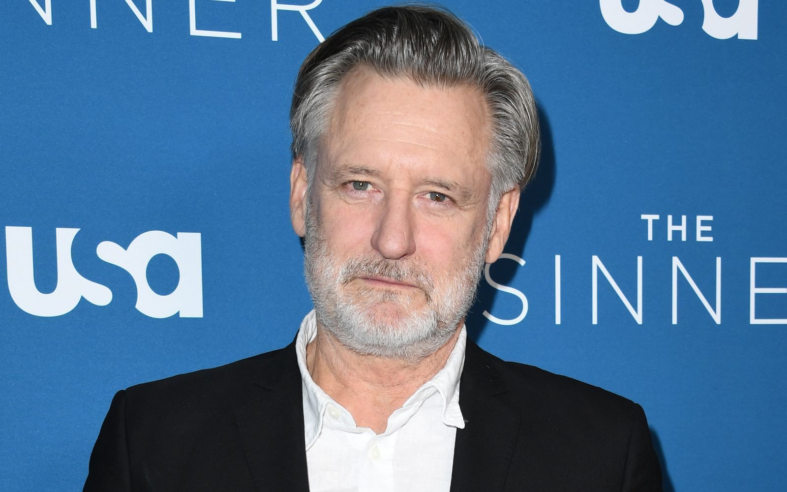 Bill Pullman nach romantischen Komödien wie „Schlaflos in Seattle“ (1993) mit „Independence Day“ auch den Actionhelden spielen. Zuletzt war der US-Schauspieler in den Serien „The Sinner“ und „Halston“ zu sehen.  (Bild: Jon Kopaloff/Getty Images)