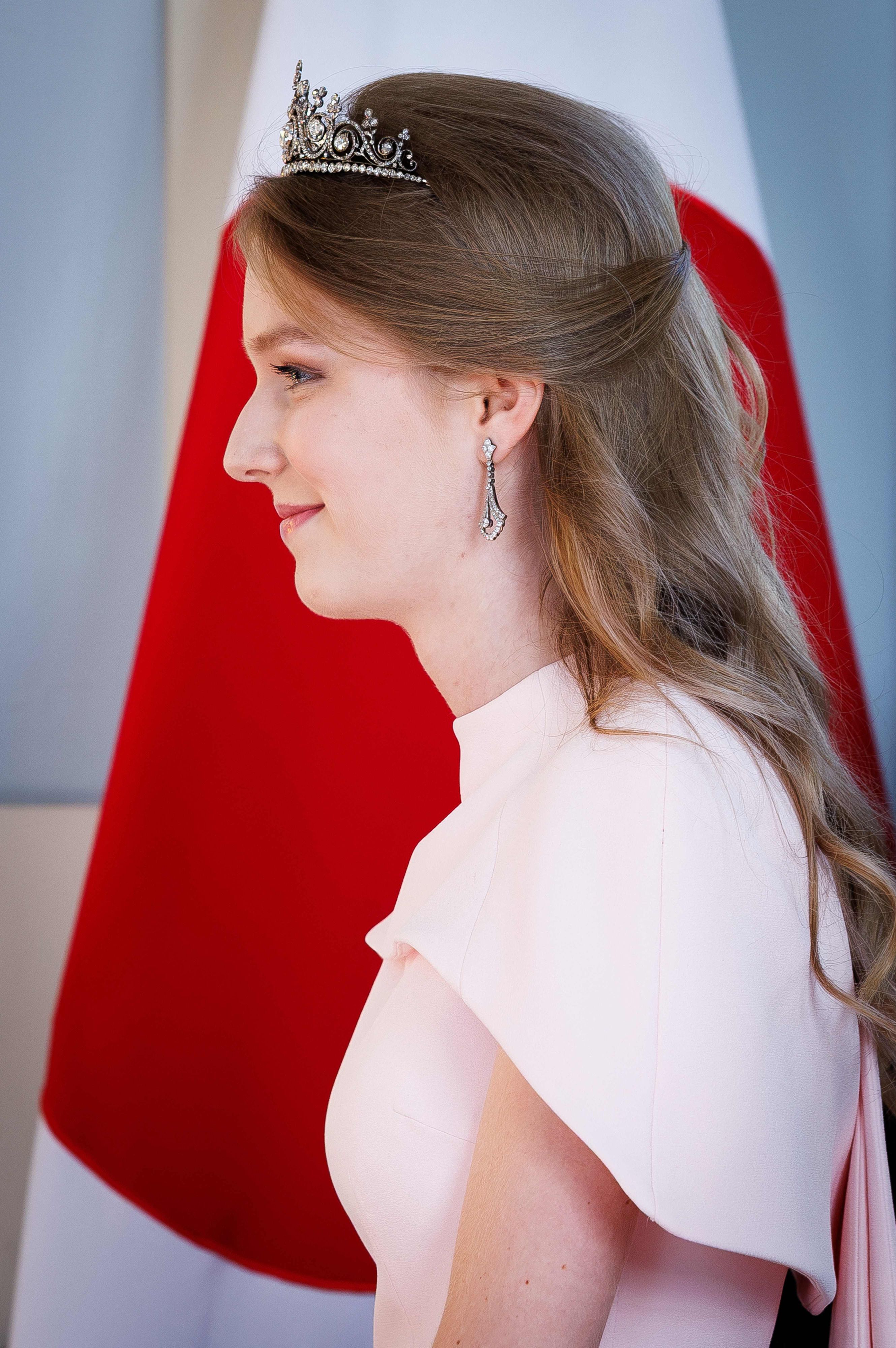 Beim Staatsbankett zu Ehren des japanischen Kaiserpaares präsentierte sich Prinzessin Eléonore erstmals mit einer Tiara in der Öffentlichkeit.