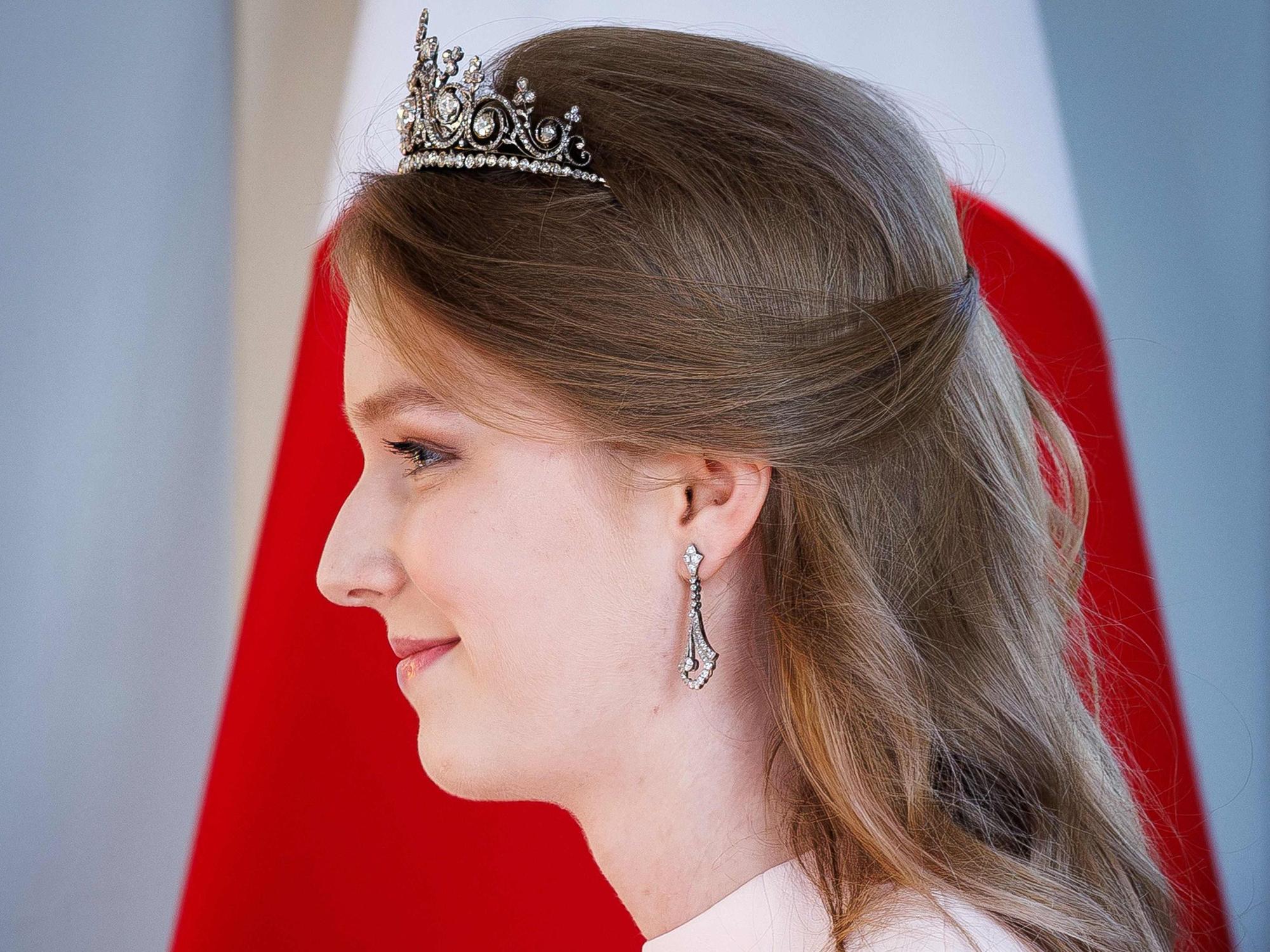 Beim Staatsbankett zu Ehren des japanischen Kaiserpaares präsentierte sich Prinzessin Eléonore erstmals mit einer Tiara in der Öffentlichkeit.