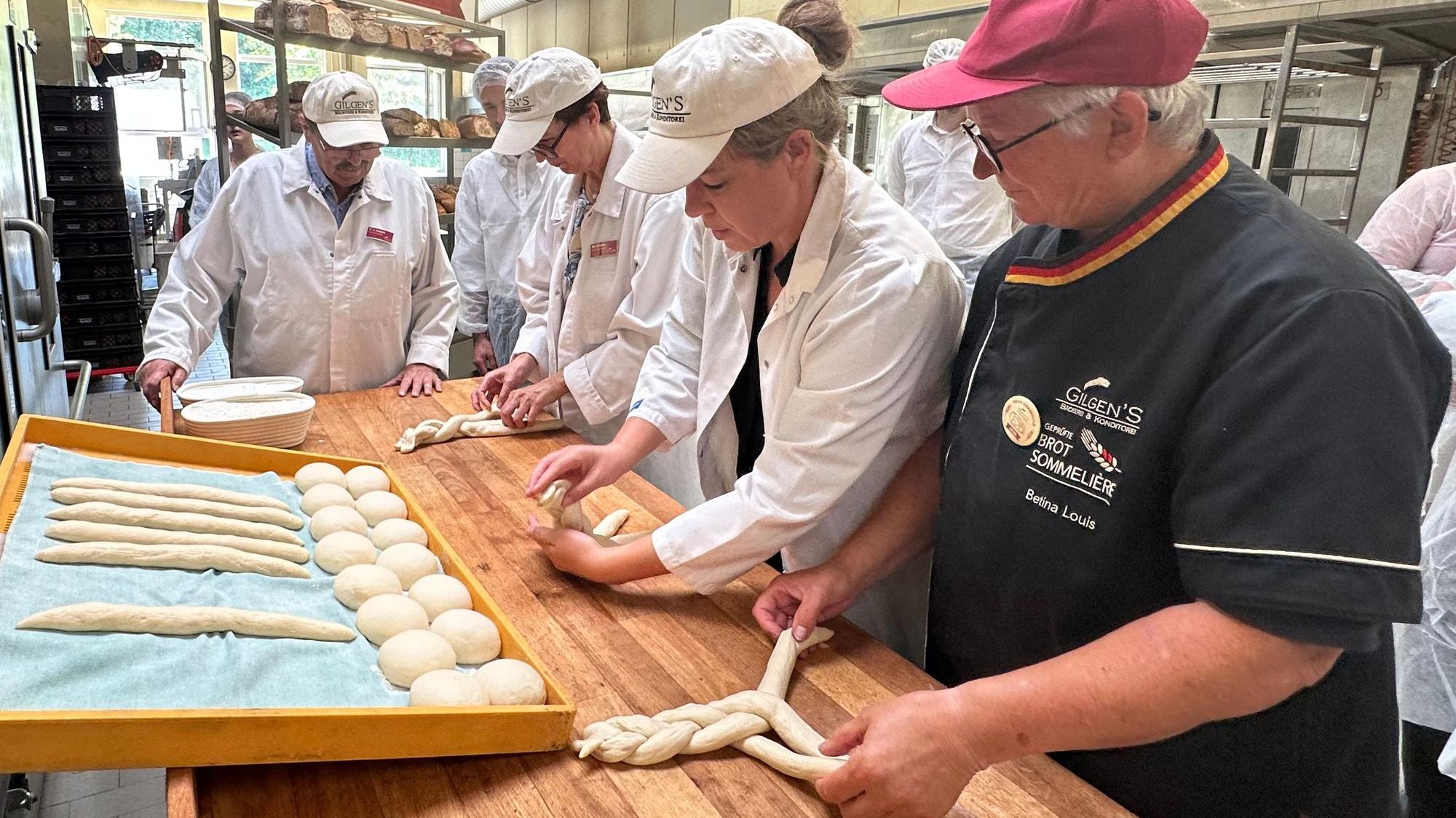 Ministerin Mona Neubaur (2.v.r) zu Besuch bei Gilgens in Hennef. Dort bereitete sie einen Hefezopf zu. Brot-Someliere Betina Louis (r.) und Manuela Gilgen (3.v.r.) standen mit am Backtisch. Bäckermeister Franz-Josef Gilgen (l.) gab den einen oder anderen Tipp.