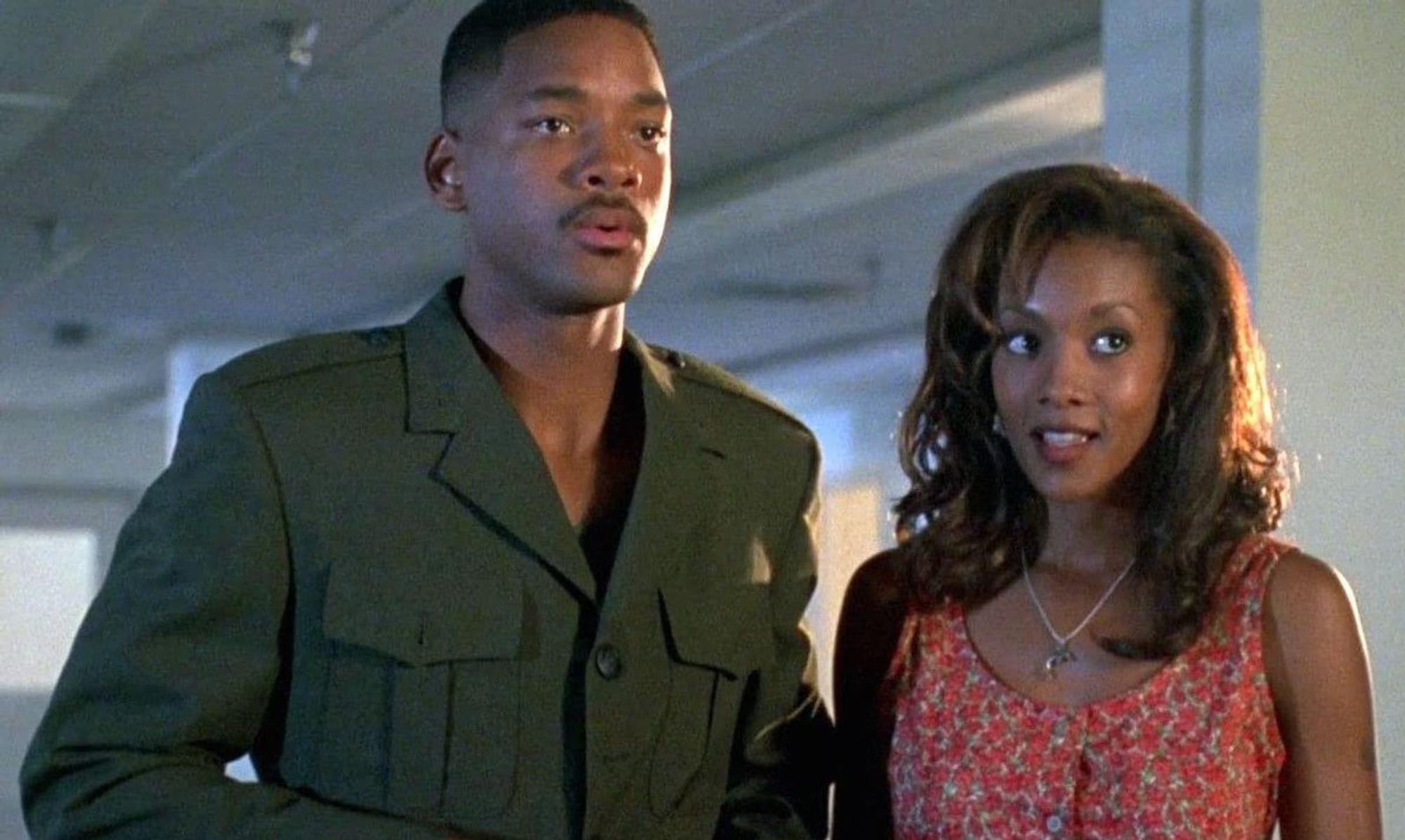 Jasmine Dubrow (Vivica A. Fox), die Freundin von Pilot Steve Hiller (Will Smith), überlebt gemeinsam mit Sohn Dylan die Zerstörung von Los Angeles. (Bild: 20th Century Fox)
