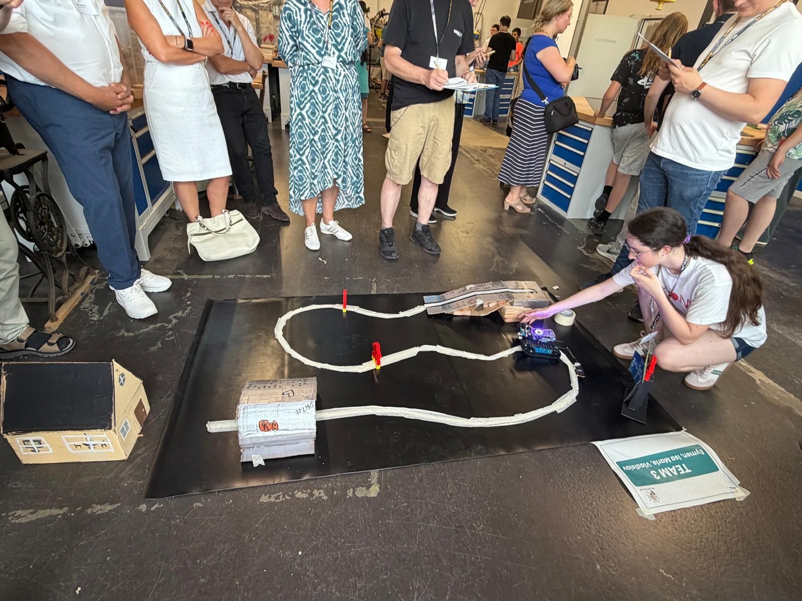 Mädchen am Boden mit Roboter.