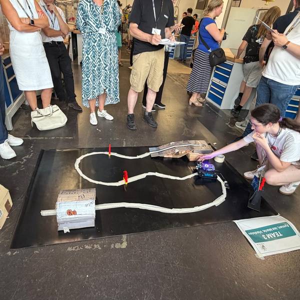 Mädchen am Boden mit Roboter.