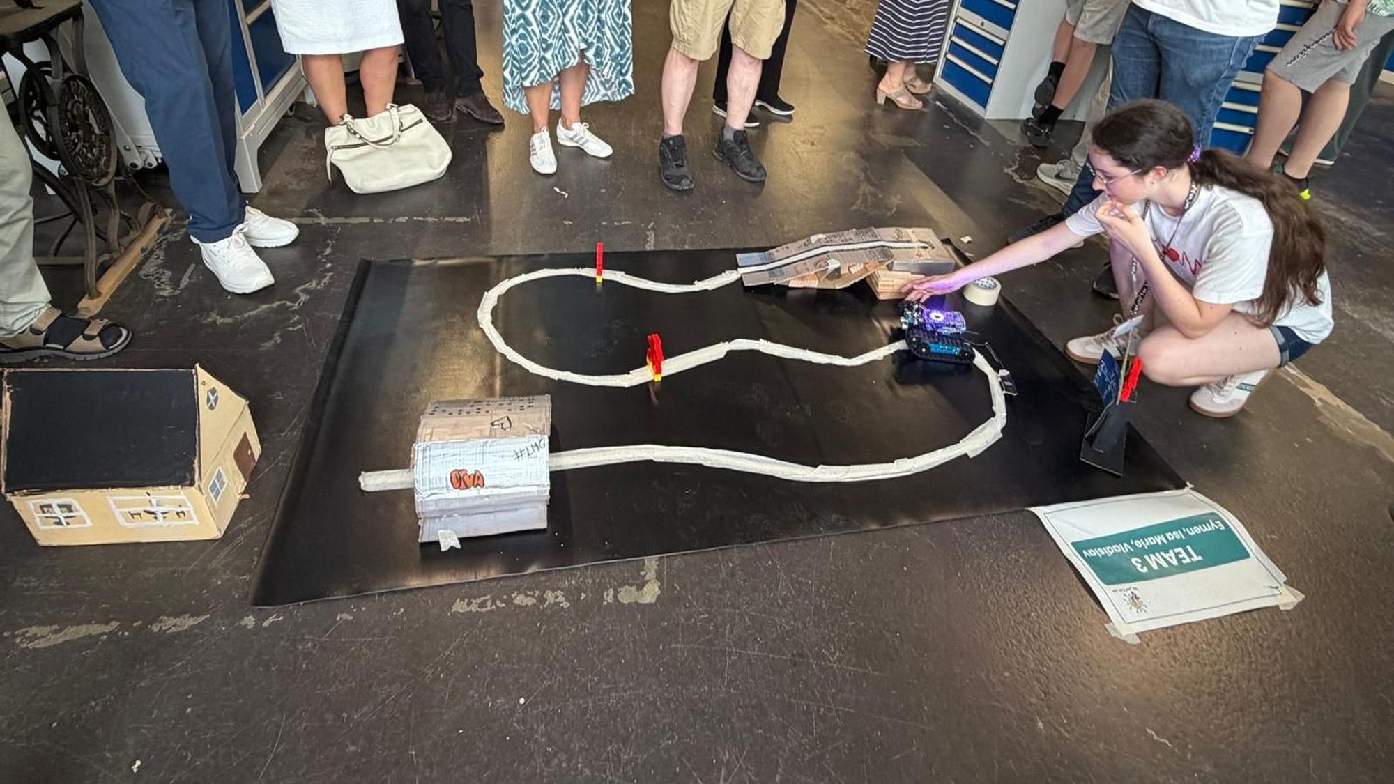 Mädchen am Boden mit Roboter.