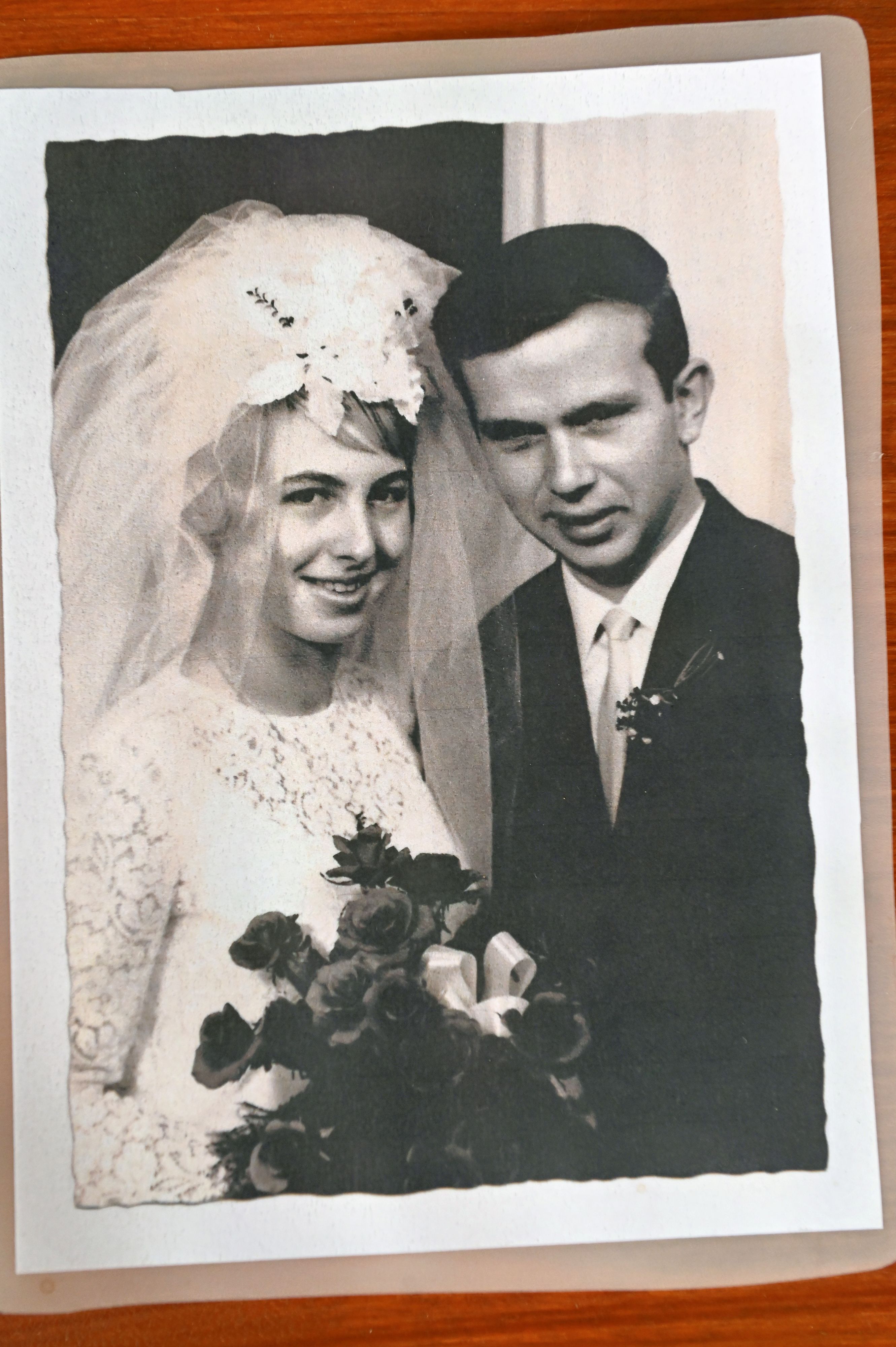 Das 60 Jahre alte Hochzeitsfoto des Paares.