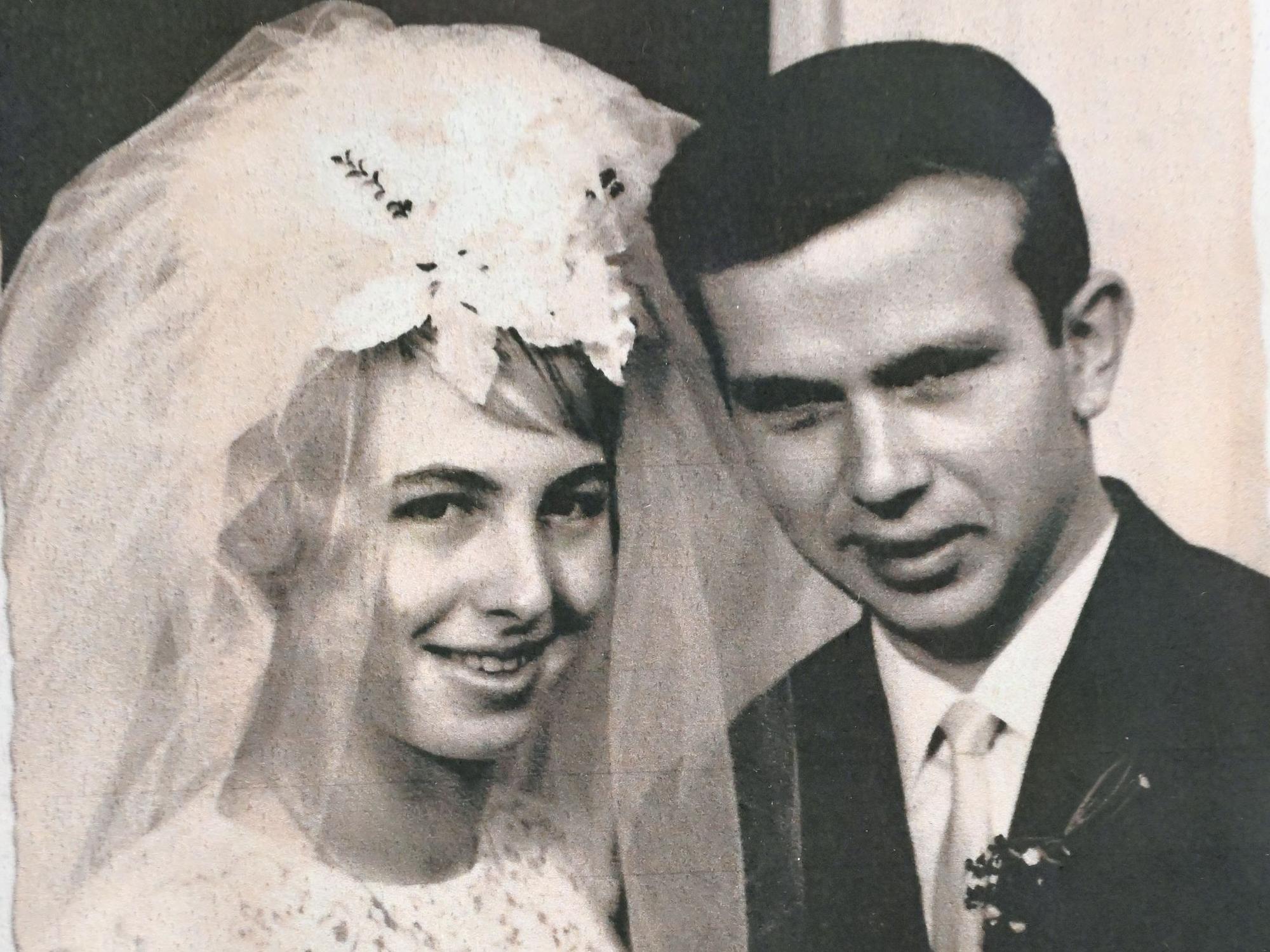 Das 60 Jahre alte Hochzeitsfoto des Paares.