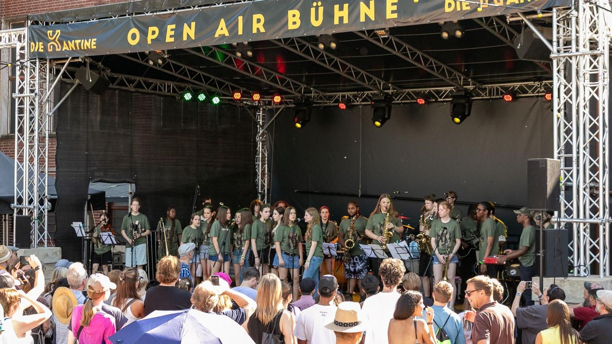 Eine Band auf einer Open-Air-Bühne in der Kölner „Kantine“.