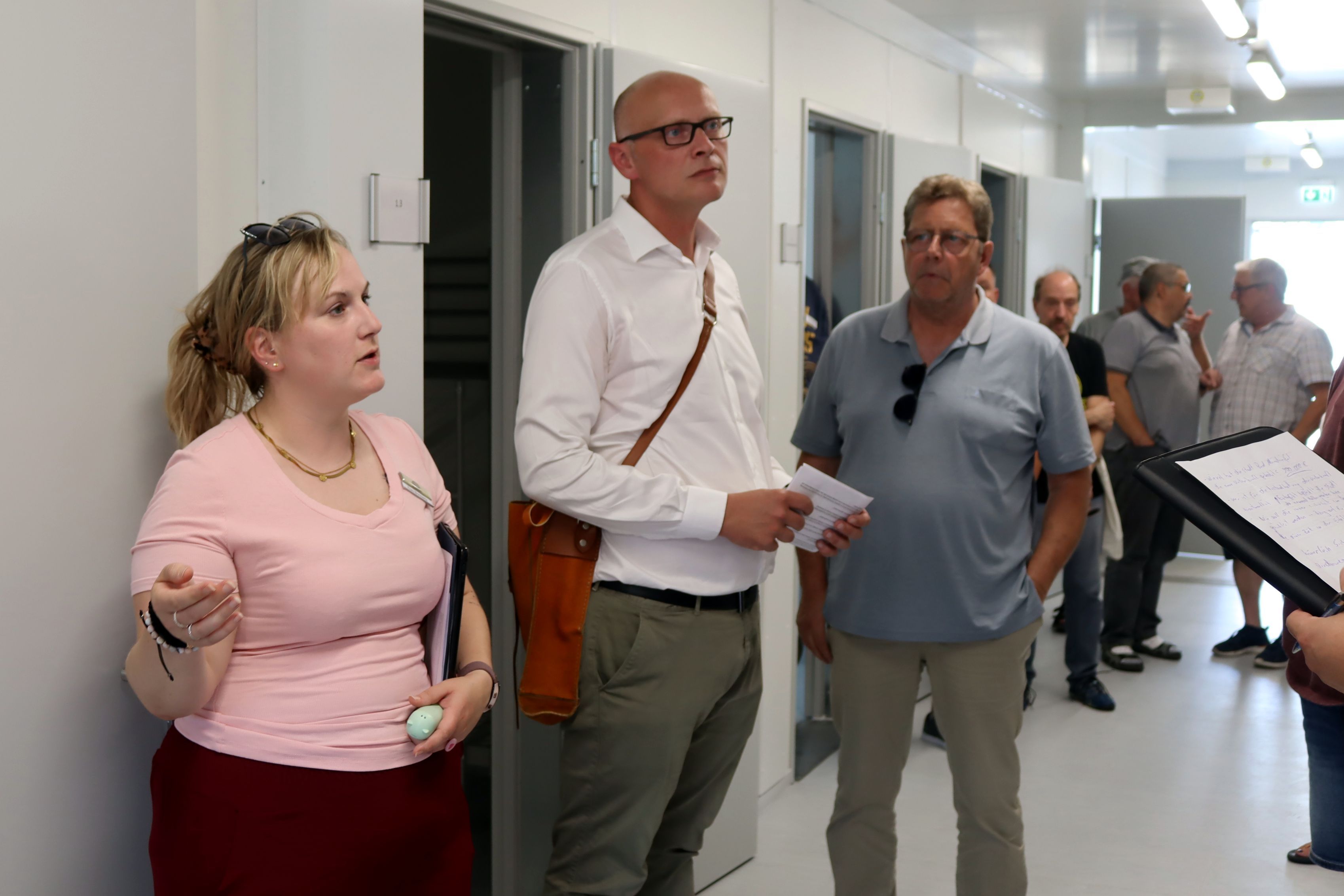 Das Bild zeigt die Obengenannten während der Führung durch die Geflüchtetenunterkunft.