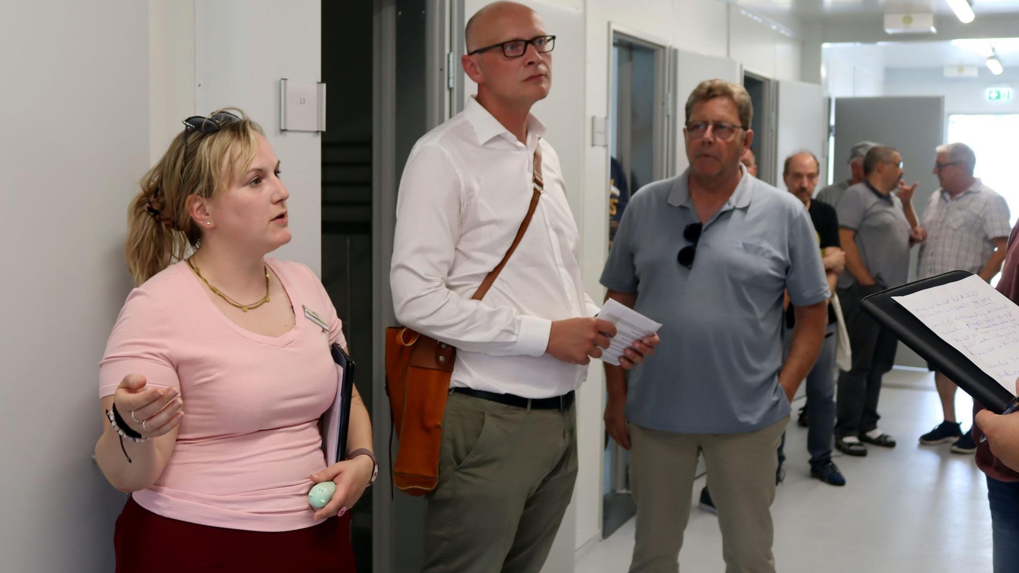 Das Bild zeigt die Obengenannten während der Führung durch die Geflüchtetenunterkunft.