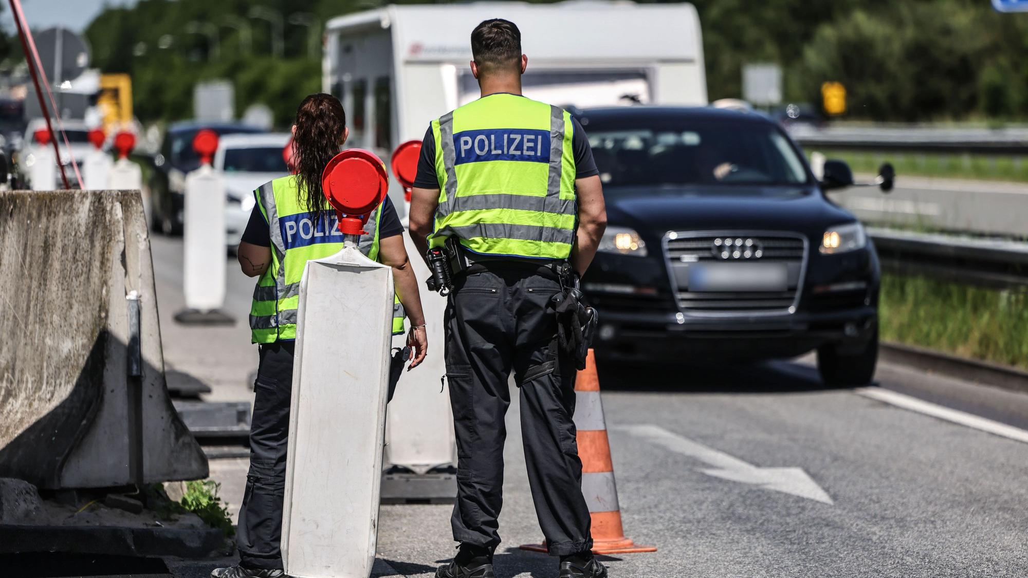 Polizisten der Bundespolizei kontrollieren Verkehrsteilnehmer am Grenzübergang Elten auf der A3 bei der Einreise nach Deutschland.