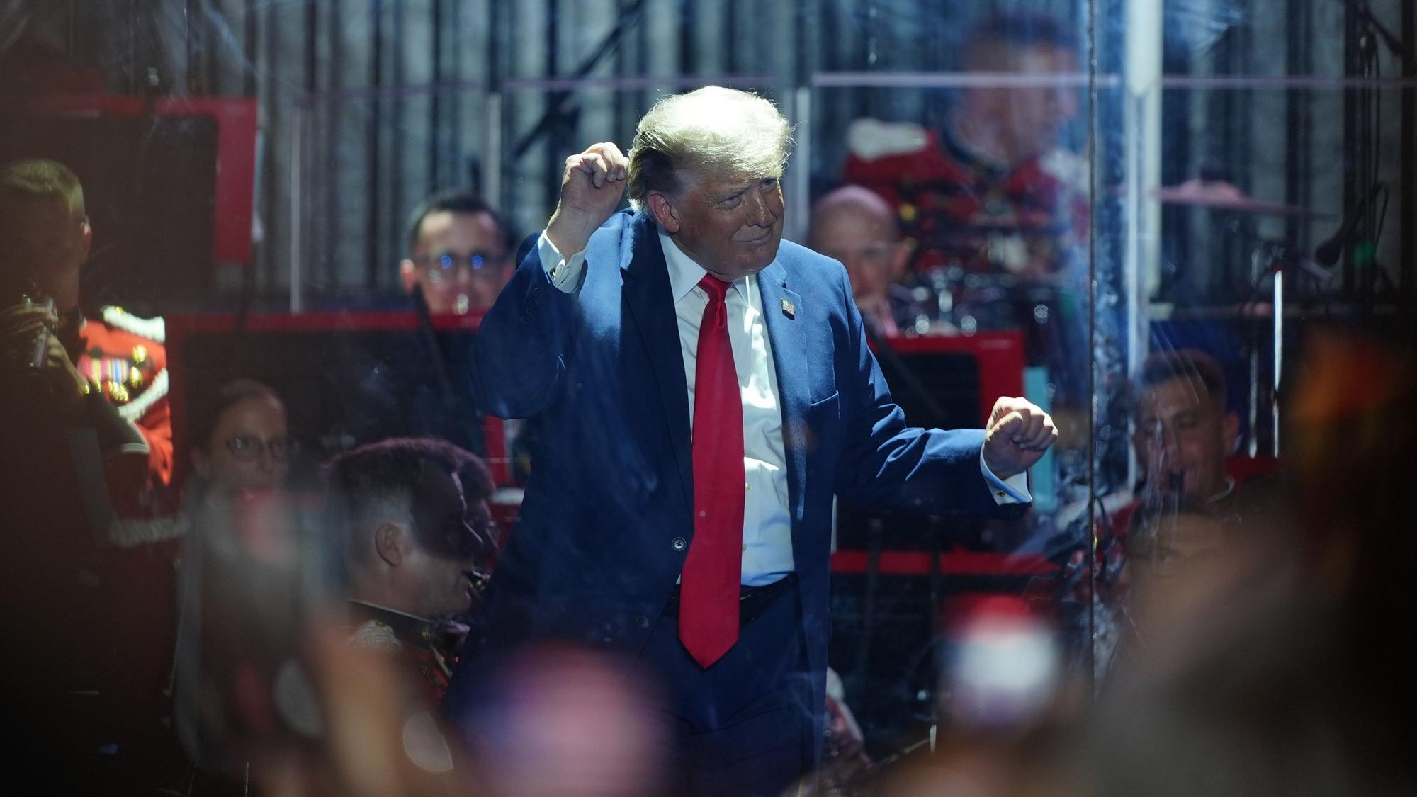 US-Präsident Donald Trump tanzt nach seiner Rede zur Eröffnung der „Great American State Fair“ auf der National Mall.